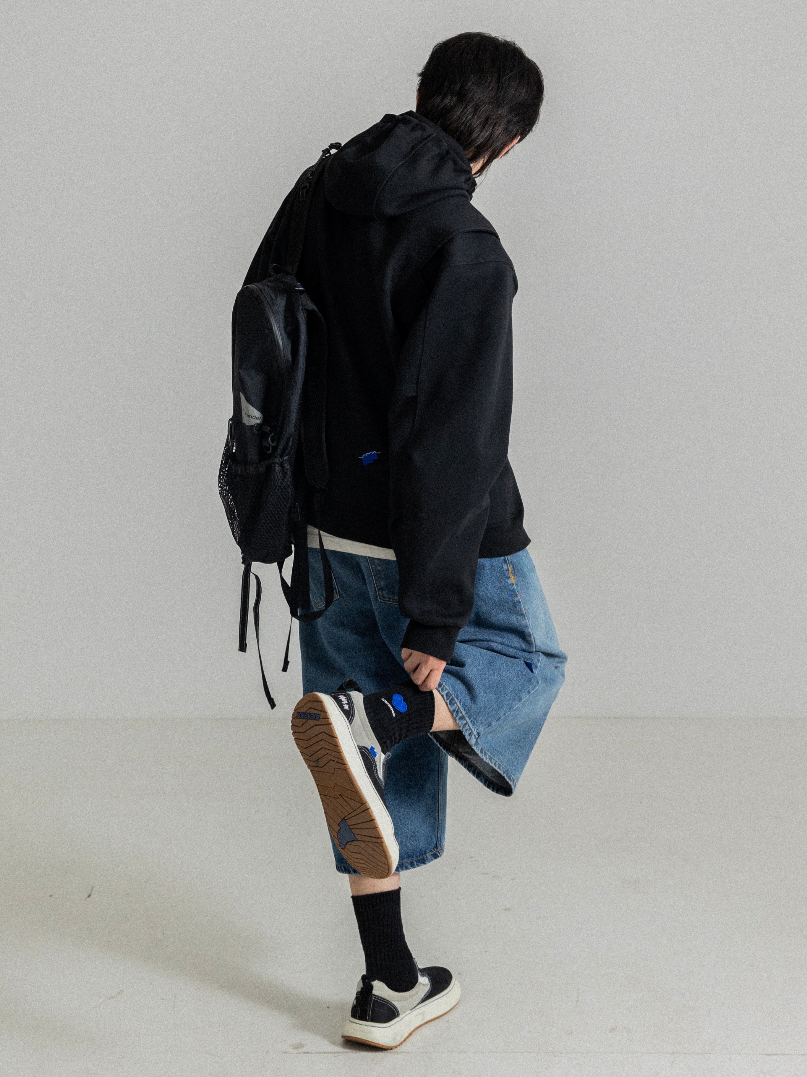 Ader Error Sculpture Logo Hood Jacket Black, Ader Error Twin Heart Logo Socks Noir 착용 스타일 - 1