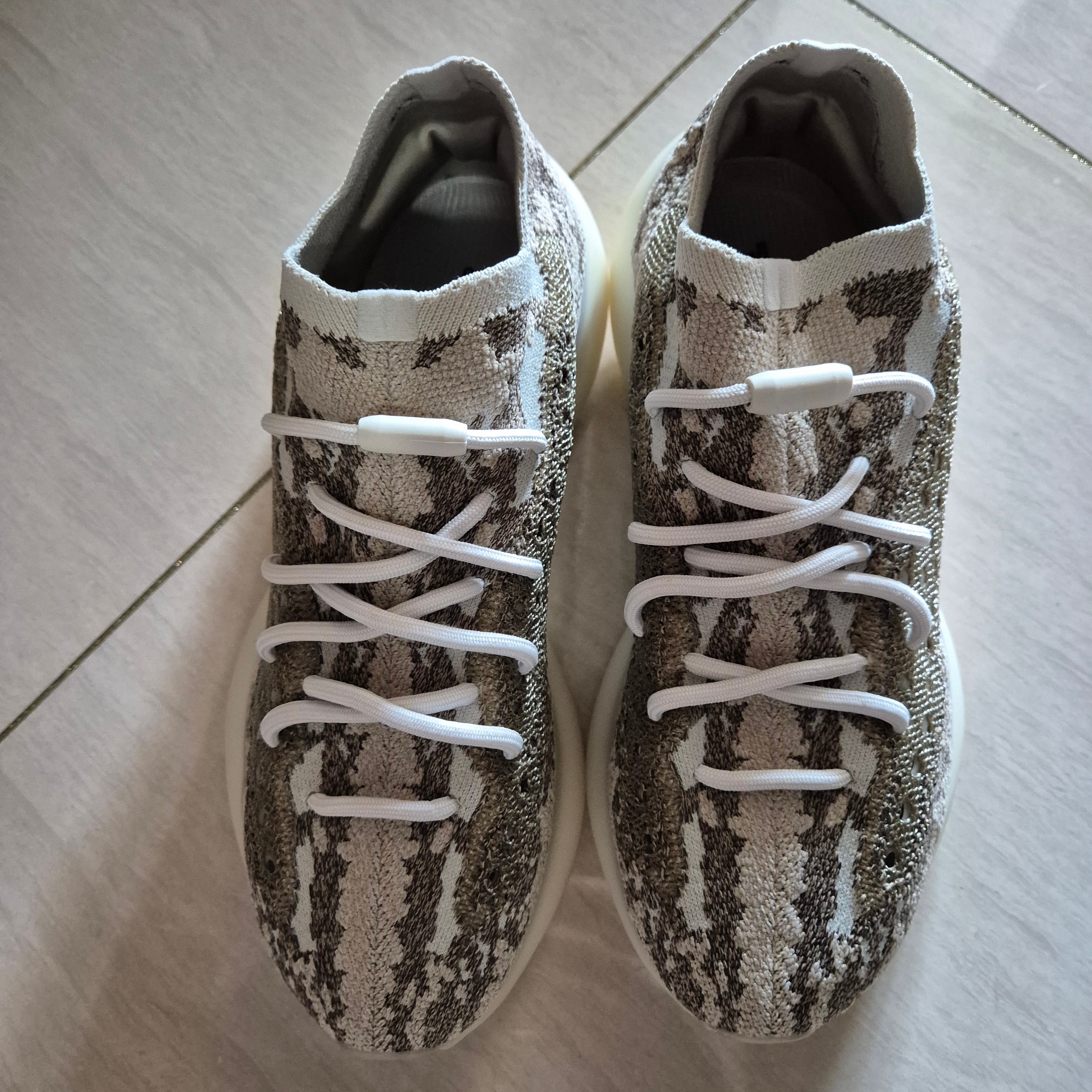 Adidas Yeezy Boost 380 Pyrite 착용 스타일