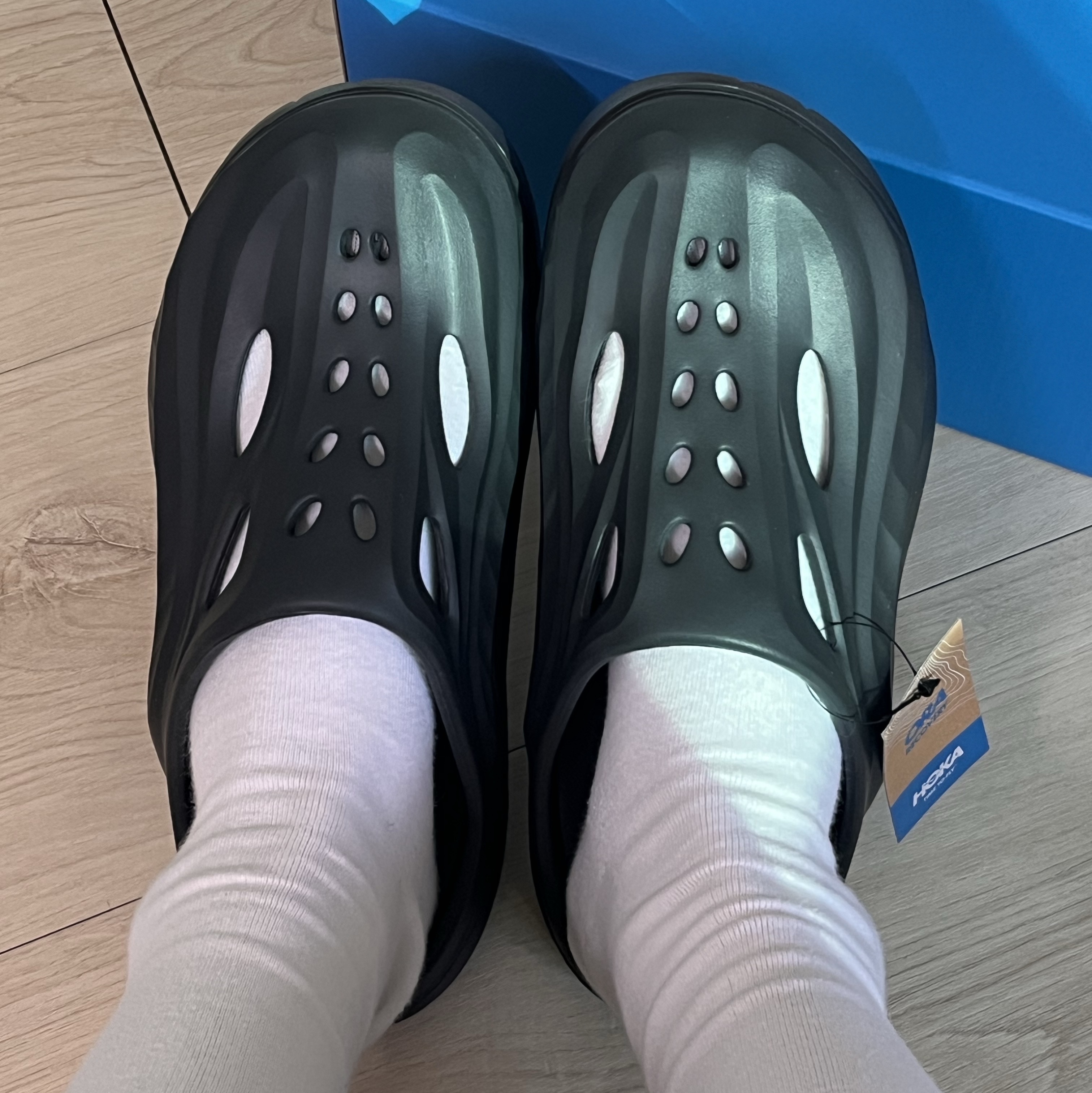 Hoka Ora Recovery Mule Black 착용 스타일