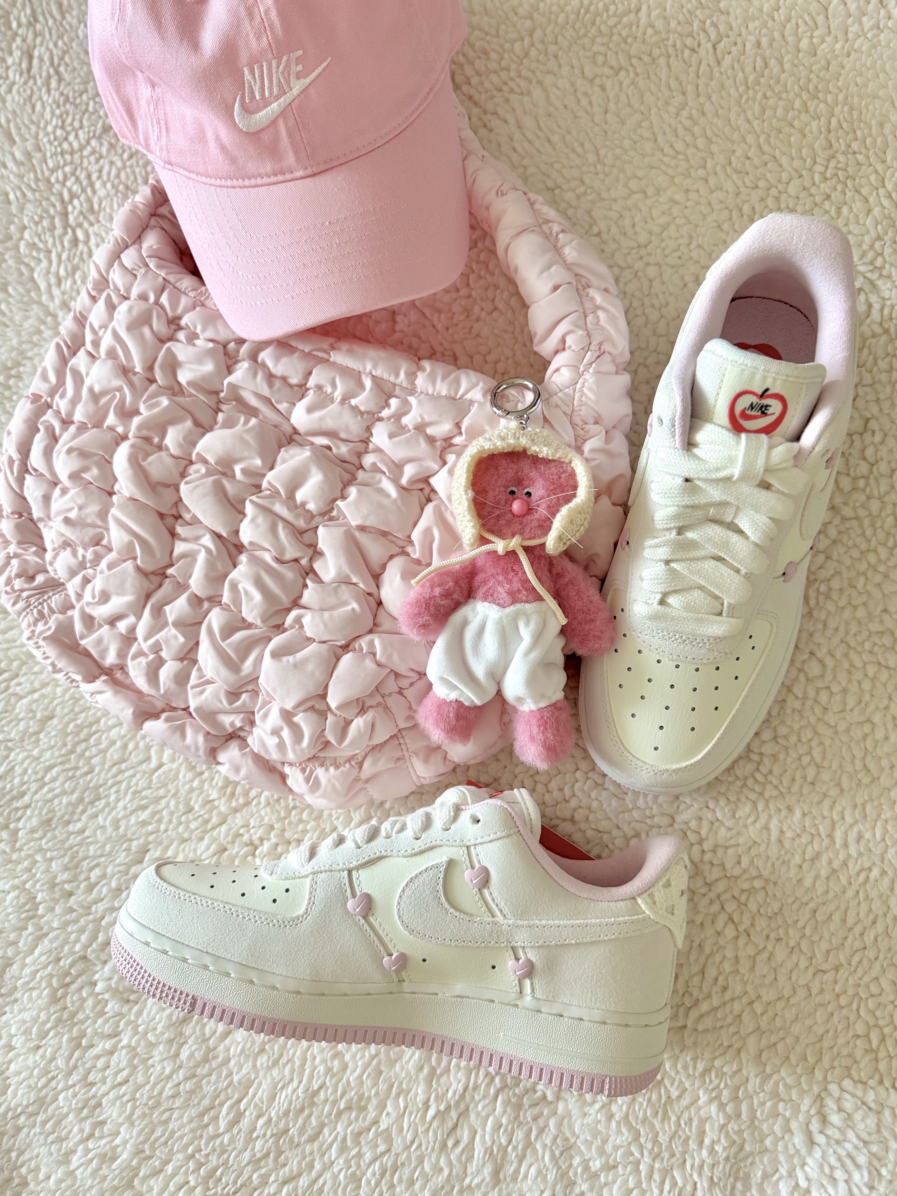 (W) Nike Air Force 1 Low Valentine's Day Sail Pink Foam, COS Quilted Mini Bag Light Pink 착용 스타일 - 2