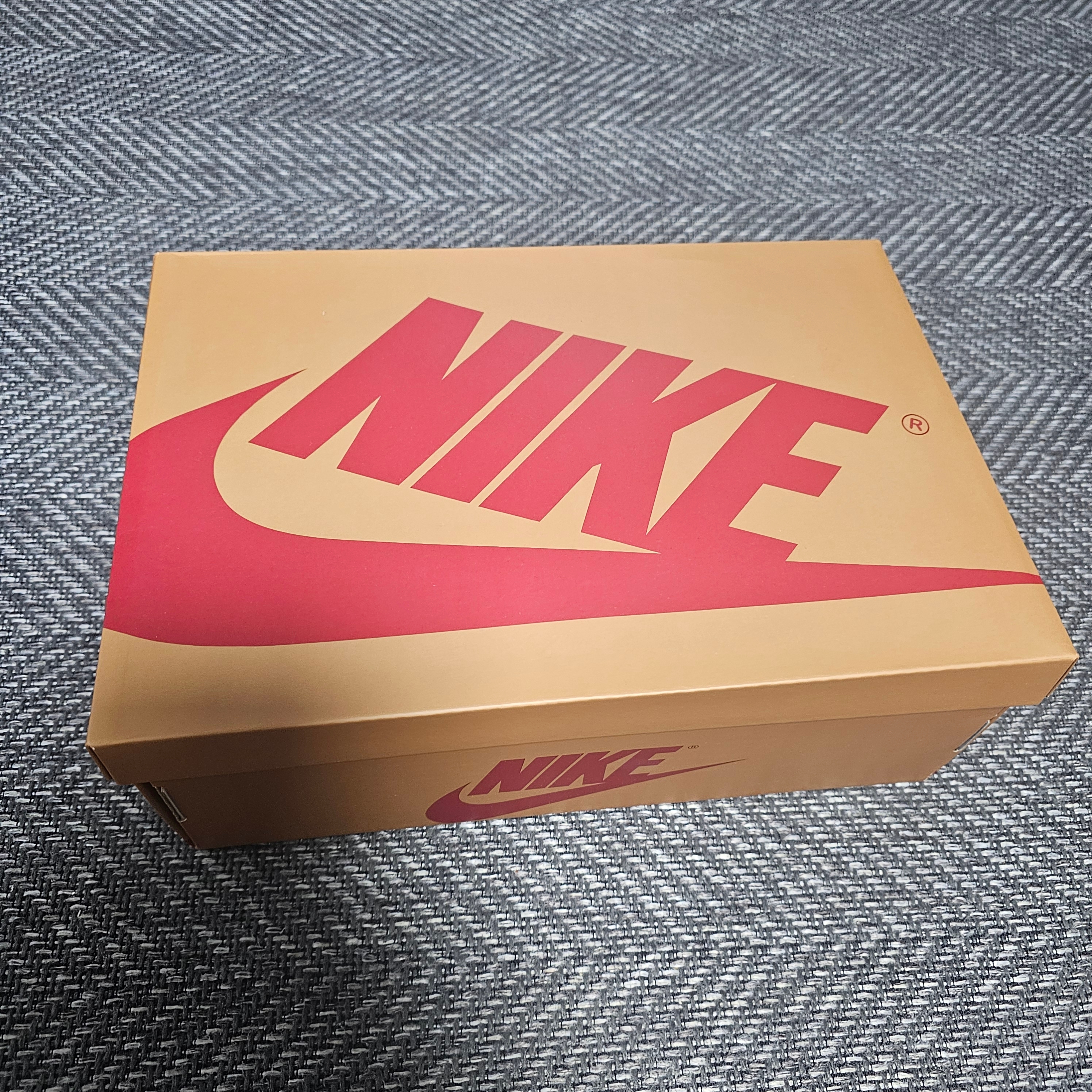 Jordan 1 Low OG Sail and Golden Harvest 착용 스타일 - 3