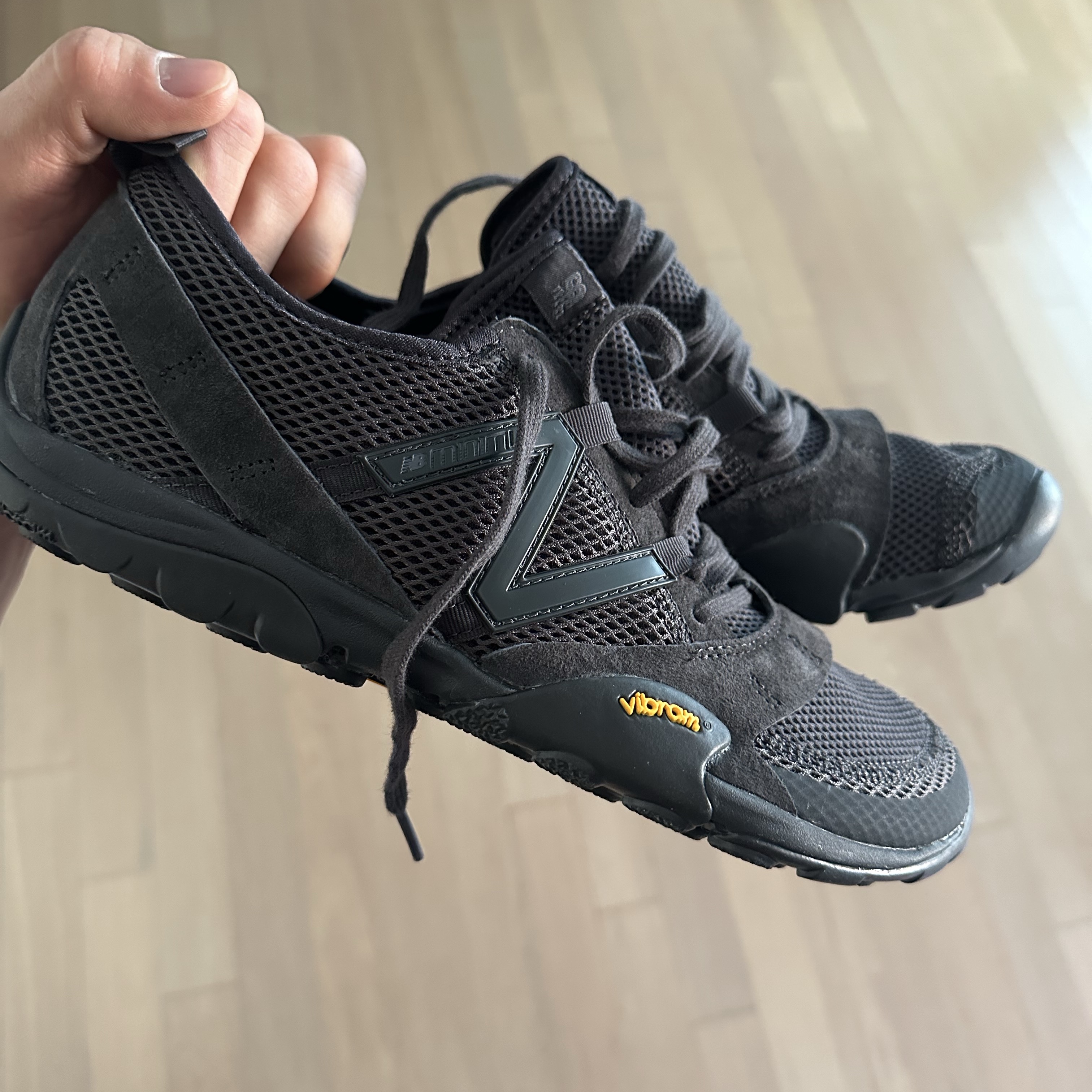 New Balance Minimus MT10O Black Castlerock 착용 스타일