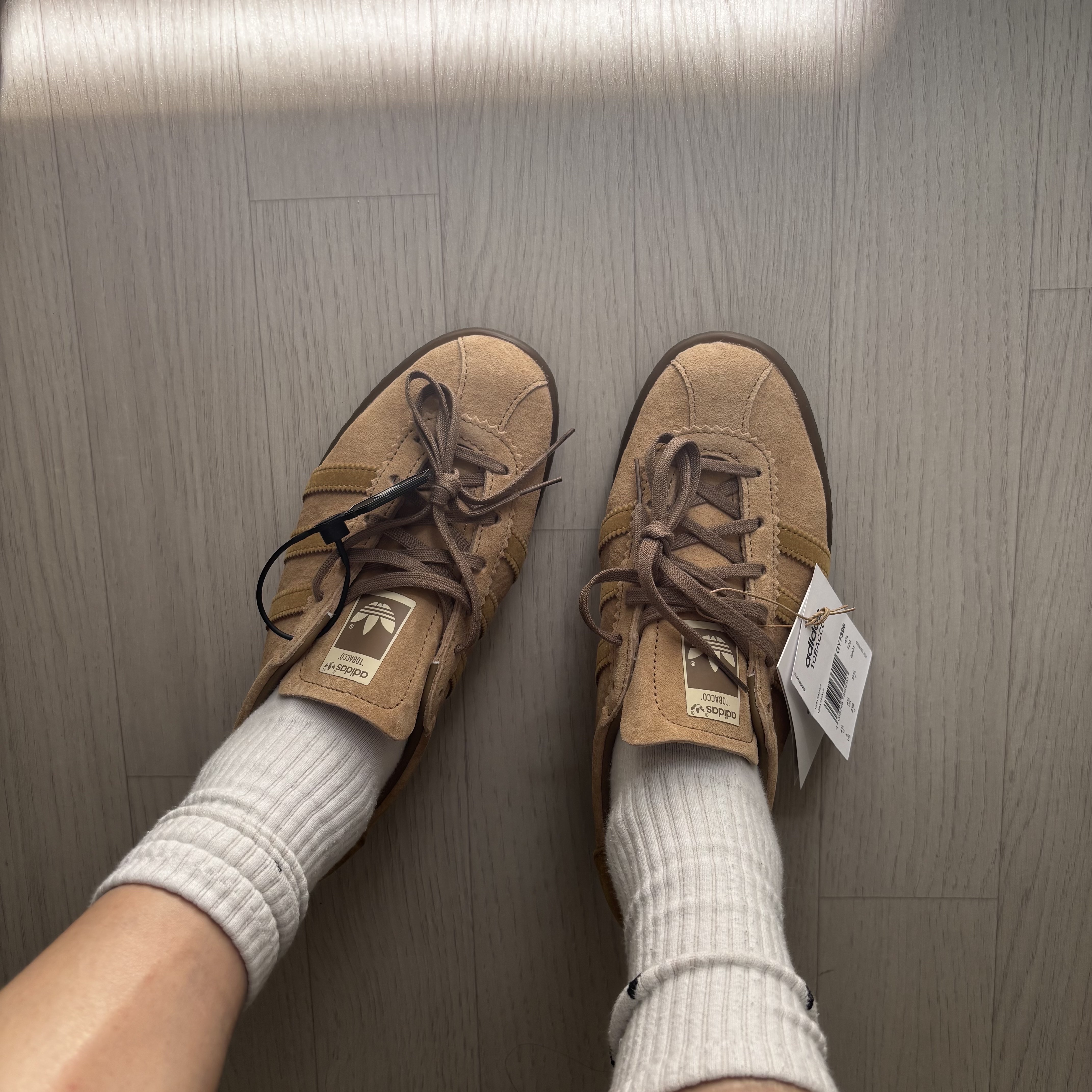 Adidas Tobacco Pantone Mesa 착용 스타일