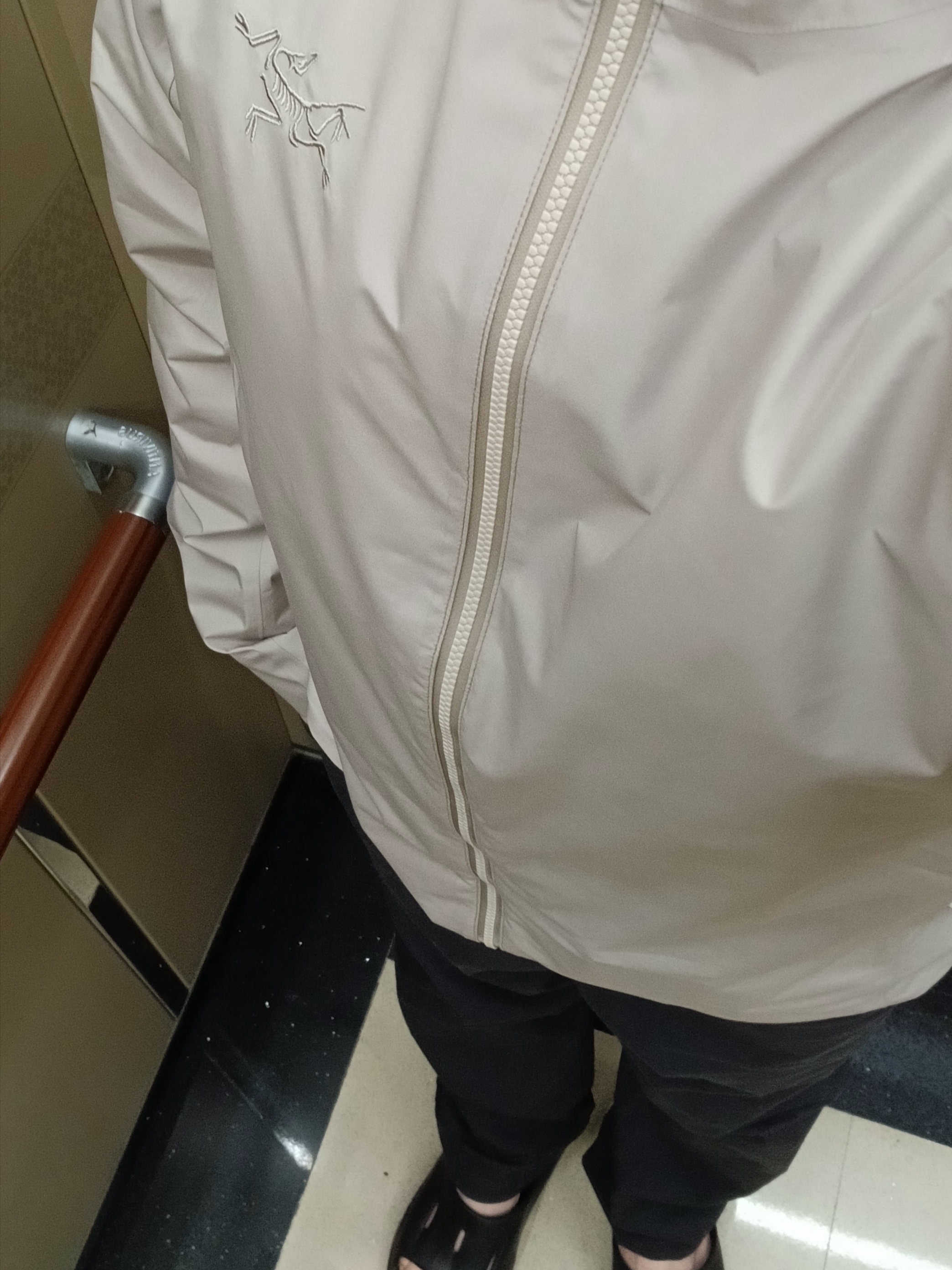 Arc'teryx Solano Hoody Rune, Hoka Ora Recovery Slide 3 Black 착용 스타일 - 10