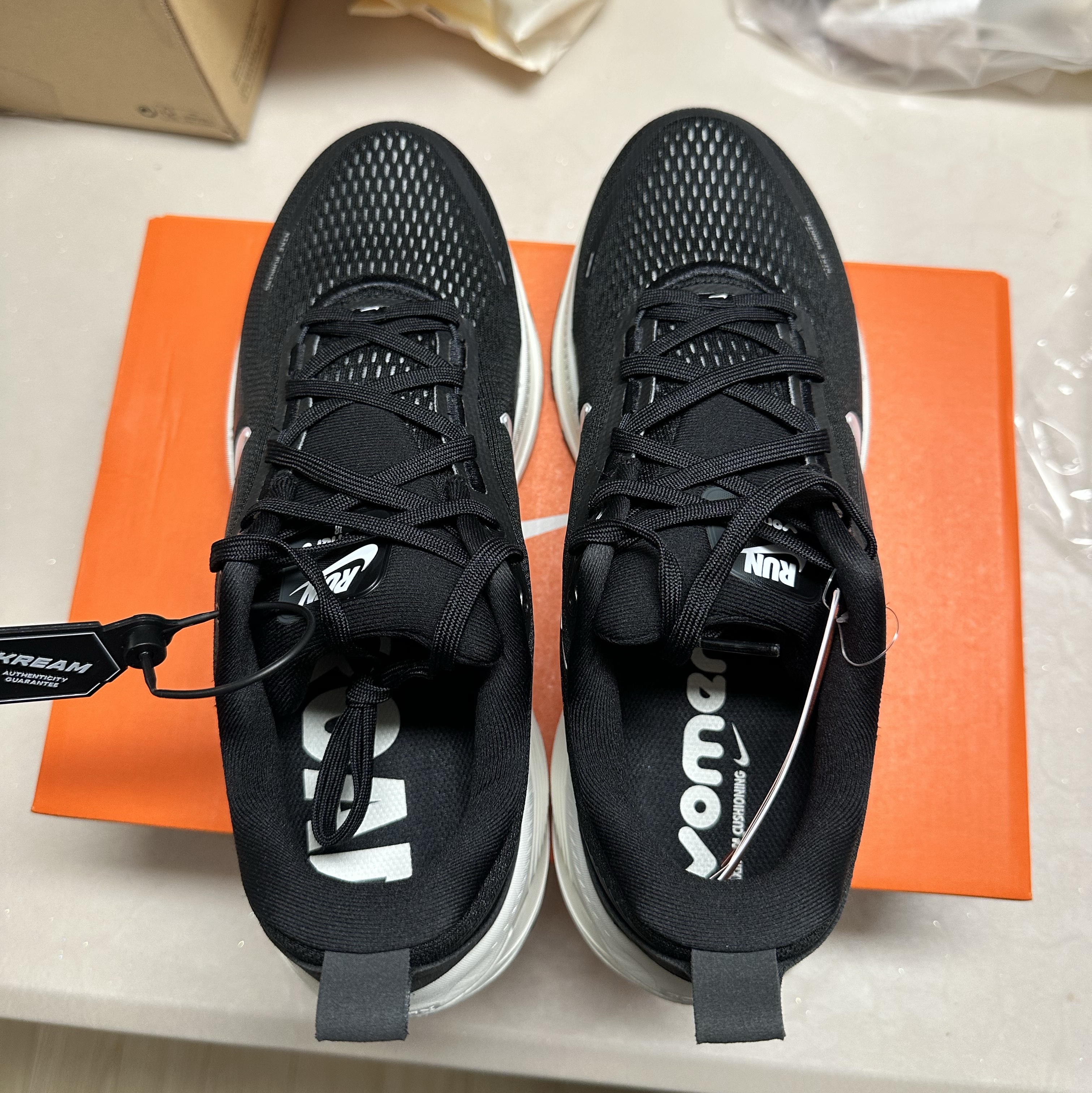 Nike Vomero 18 Black Coconut Milk 착용 스타일 - 7