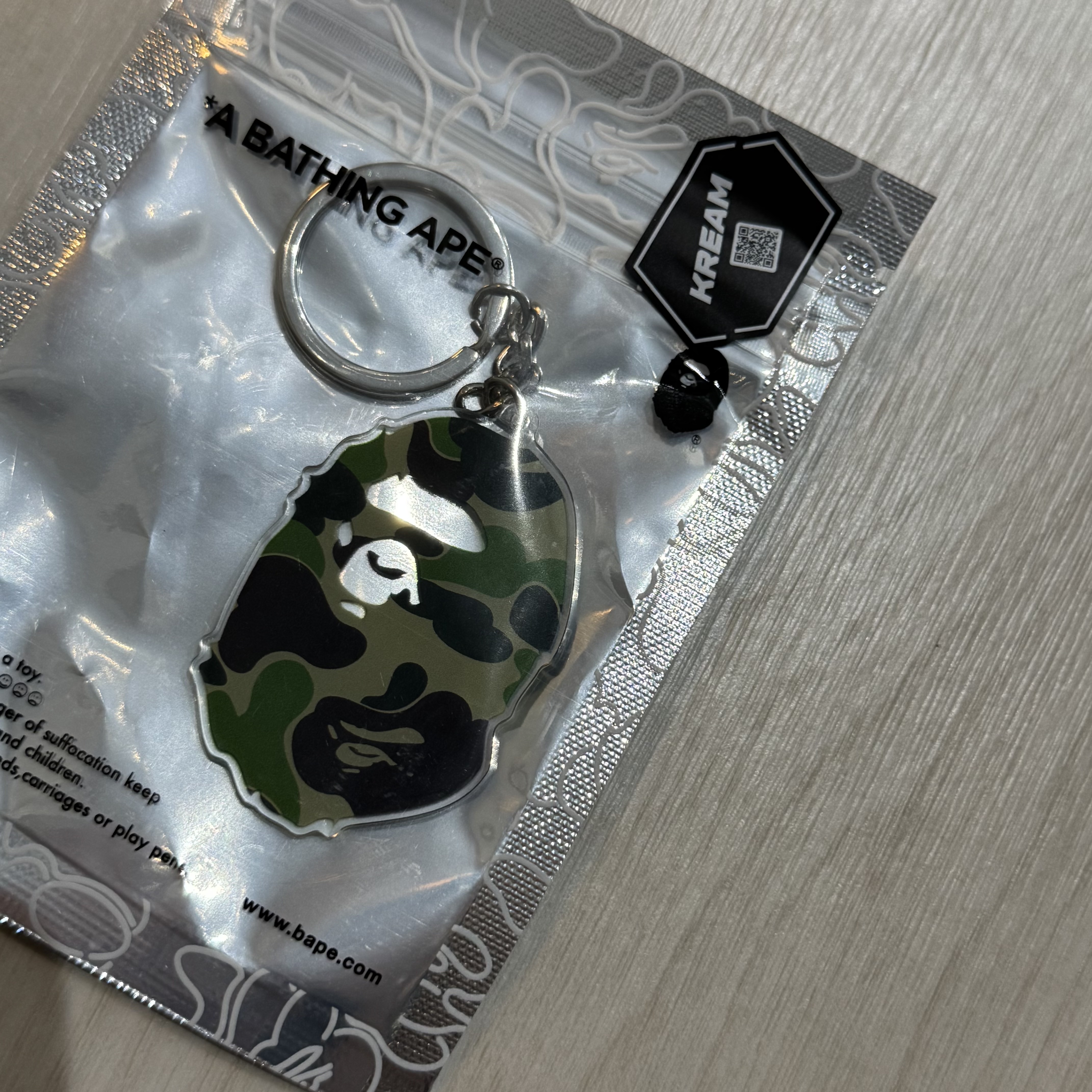 BAPE ABC Camo Ape Head Acrylic Keychain Green 착용 스타일 - 2