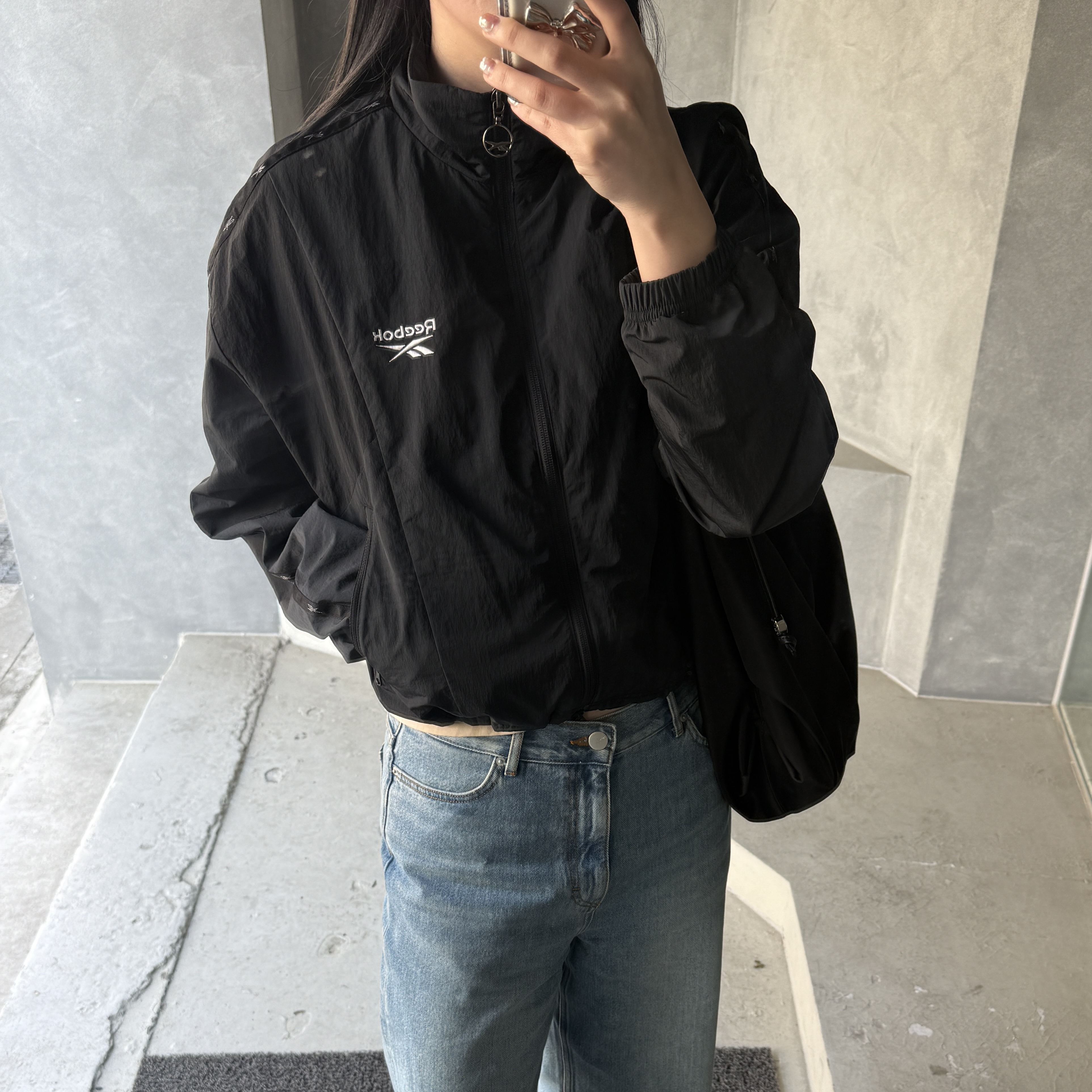 Reebok Rival Crop Wind Breaker W Black, (W) Pottery Semi Wide Denim Blue 착용 스타일 - 3