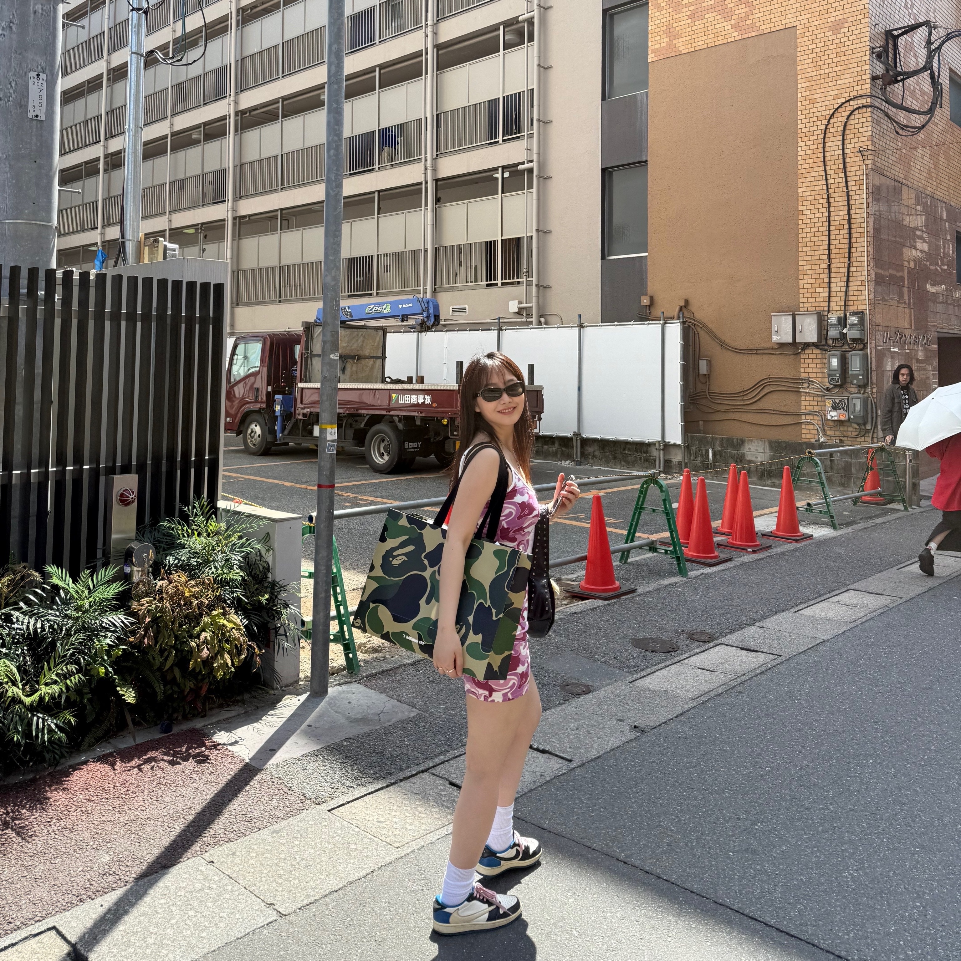 Jordan 1 x Travis Scott x Fragment Retro Low OG SP Military Blue, BAPE Sakura College T-Shirts White 착용 스타일 - 1