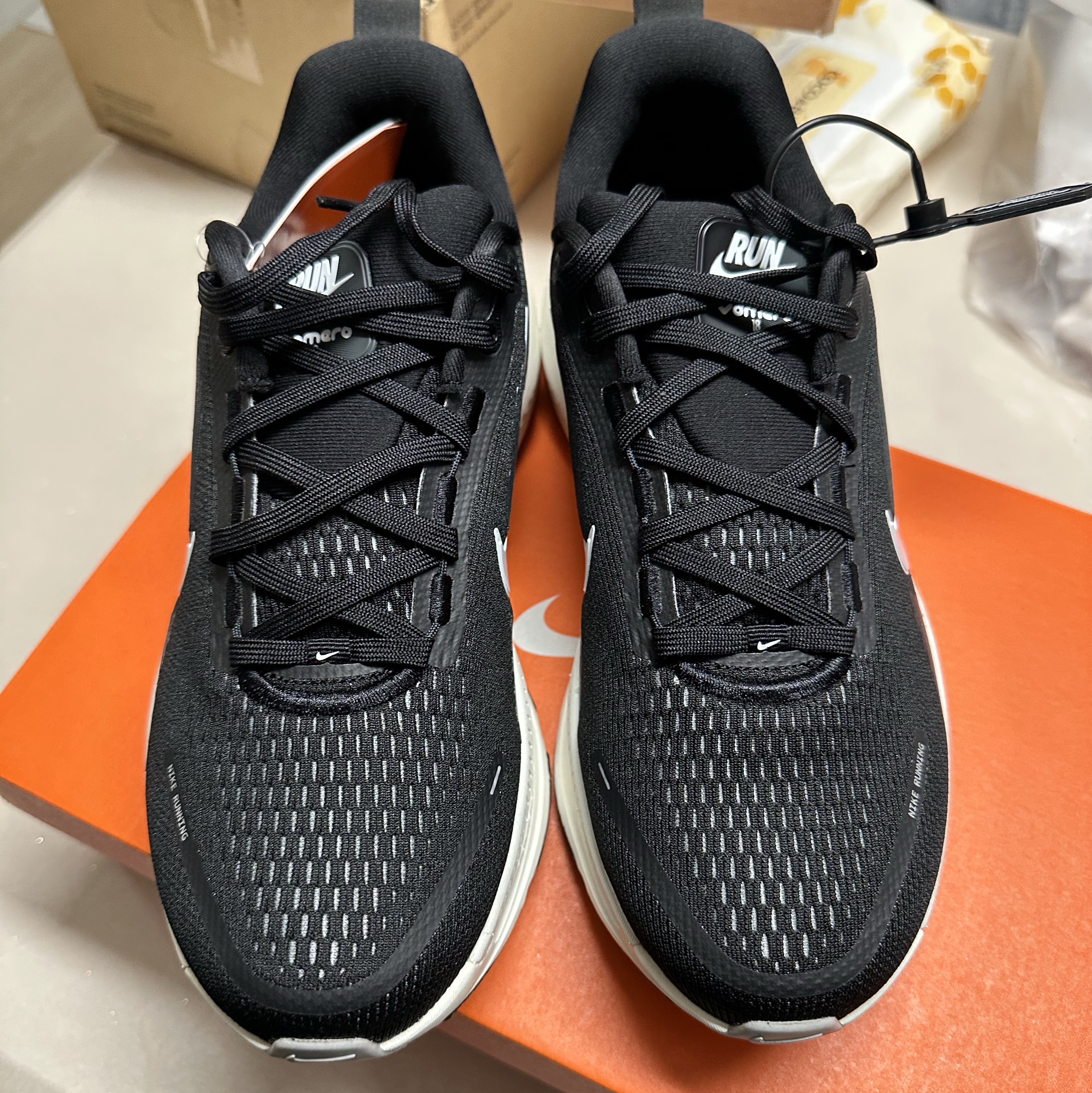 Nike Vomero 18 Black Coconut Milk 착용 스타일 - 8