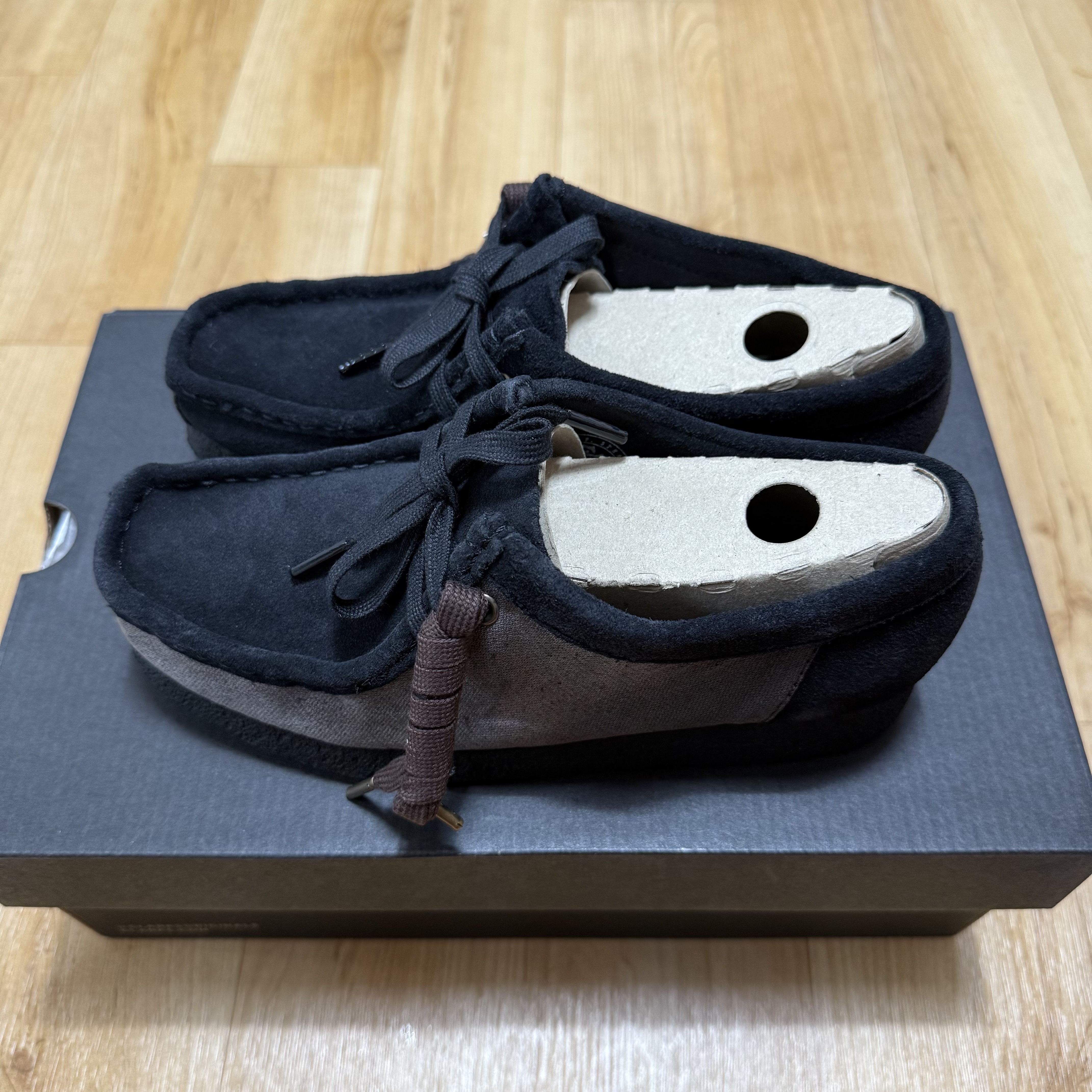 Clarks x Jiyongkim Sun Bleached Wallabee Black 착용 스타일 - 2