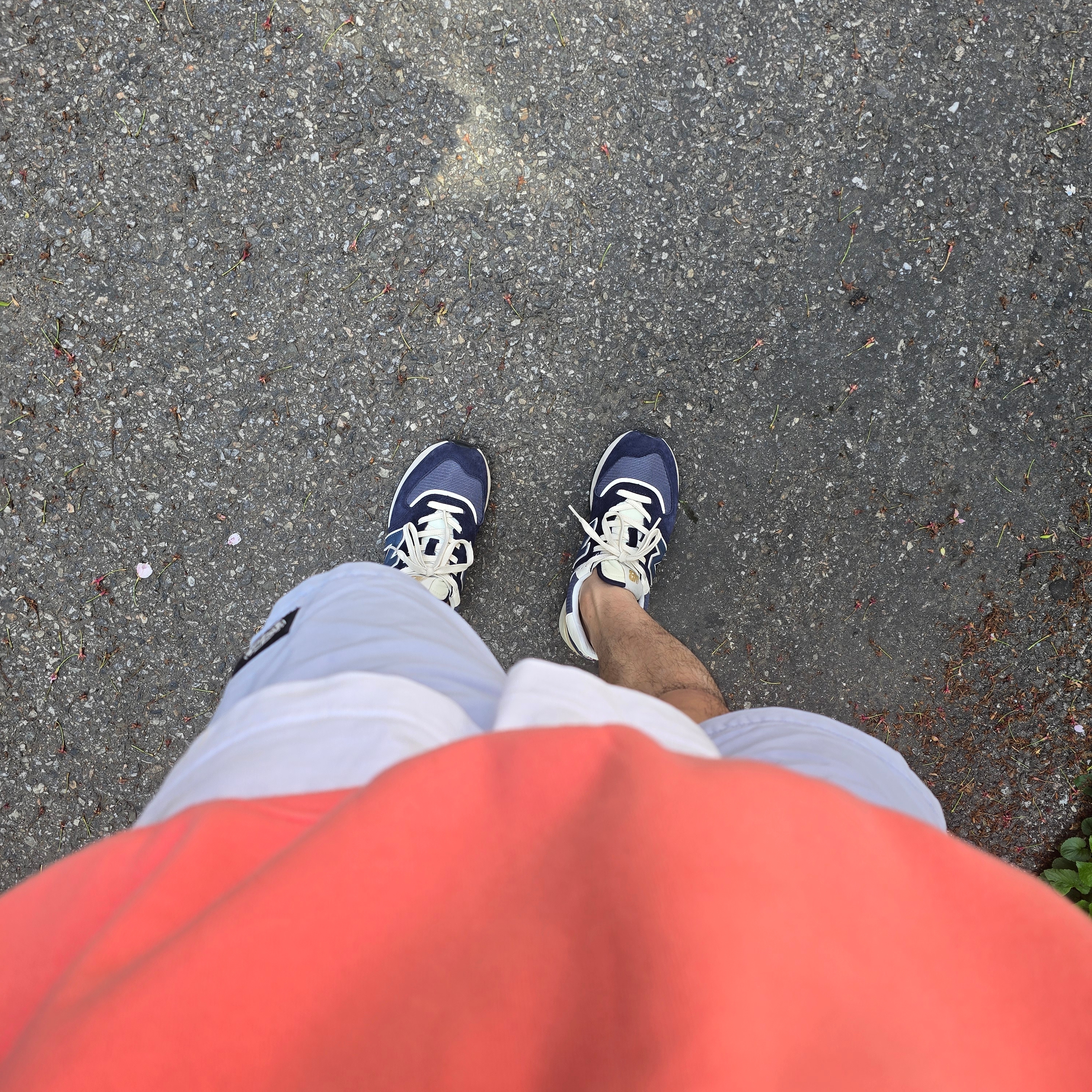 Essentials Crewneck Sweatshirt Coral - 22FW, New Balance 574 Legacy Navy 착용 스타일