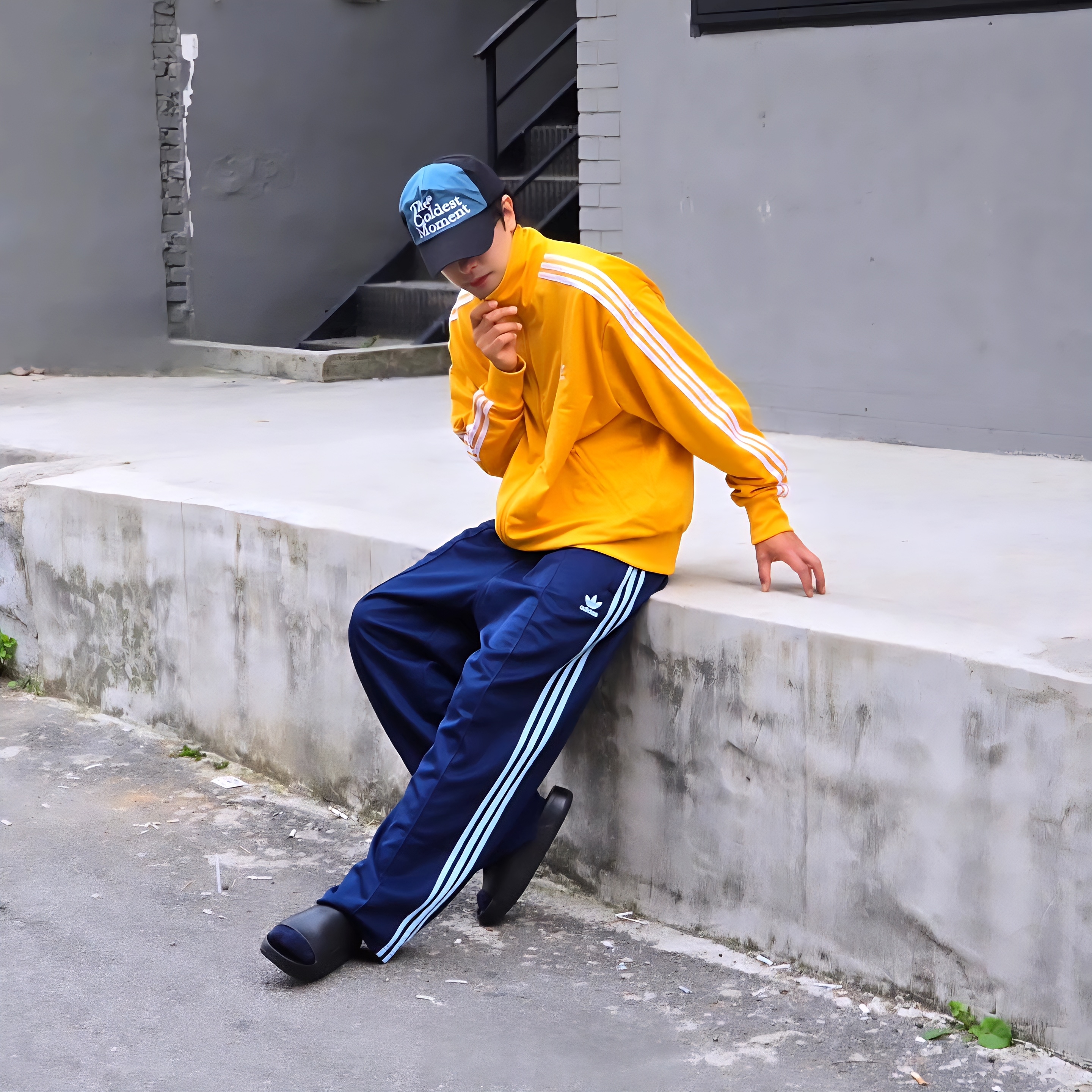 Adidas Originals Adicolor Buggy Fit Firebird Track Pants Night Indigo Clear Sky - KR Sizing, Nike Calm Slide Black 착용 스타일 - 5