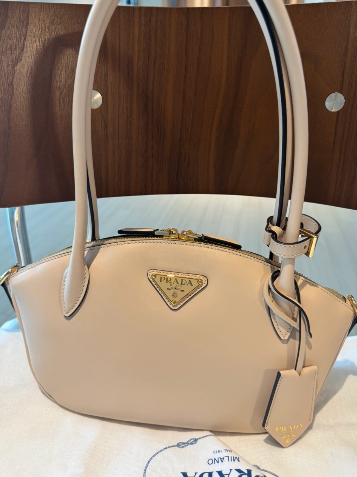 Prada Small Leather Handbag Travertine 착용 스타일