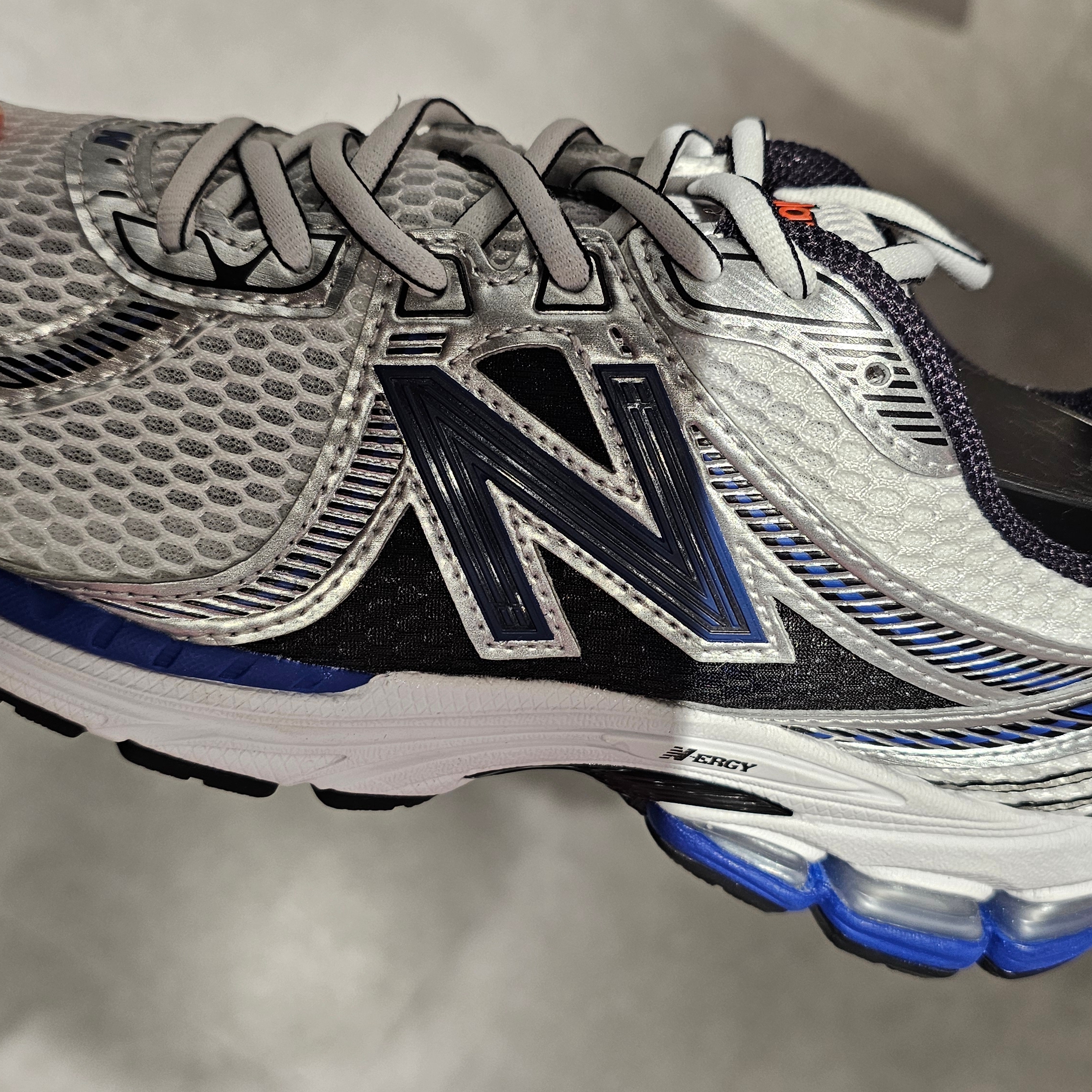 New Balance 860v2 Metallic Silver 착용 스타일