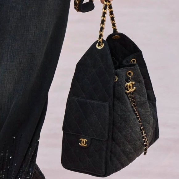 Chanel 25 Small Handbag Washed Denim & Gold Black 착용 스타일 - 2