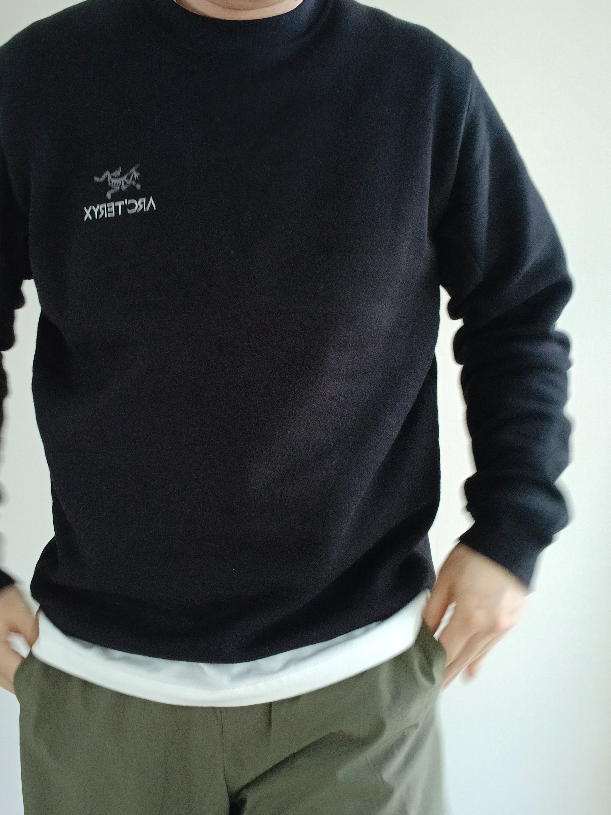 Arc'teryx Bird Word Cap 24K Black, Arc'teryx Emblem Fleece Crew Neck Pullover Black 착용 스타일 - 6