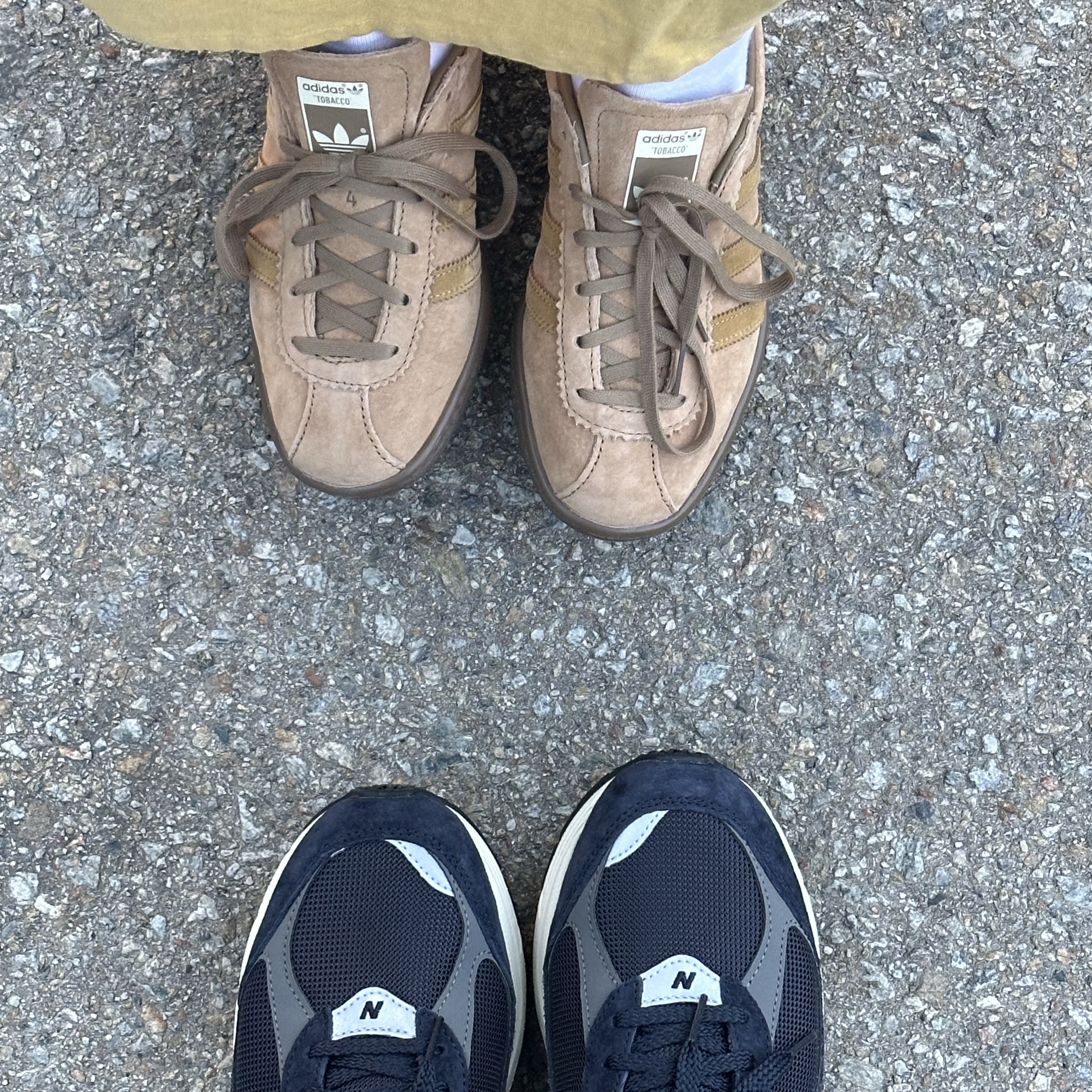 New Balance 2002R Eclipse Castlerock, Adidas Tobacco Pantone Mesa 착용 스타일 - 2