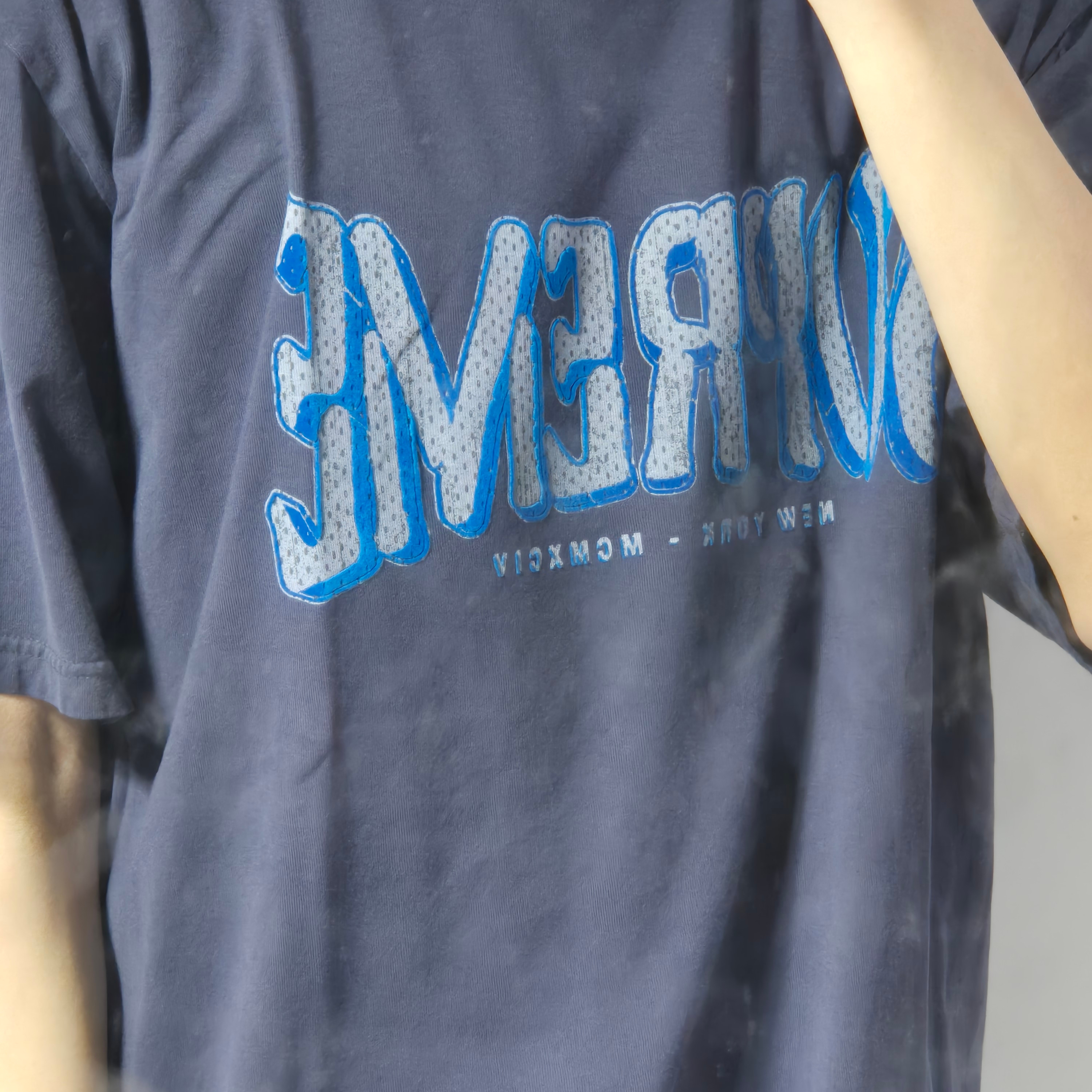 Supreme Flocked Washed S/S Top Dusty Navy - 25SS 착용 스타일 - 1