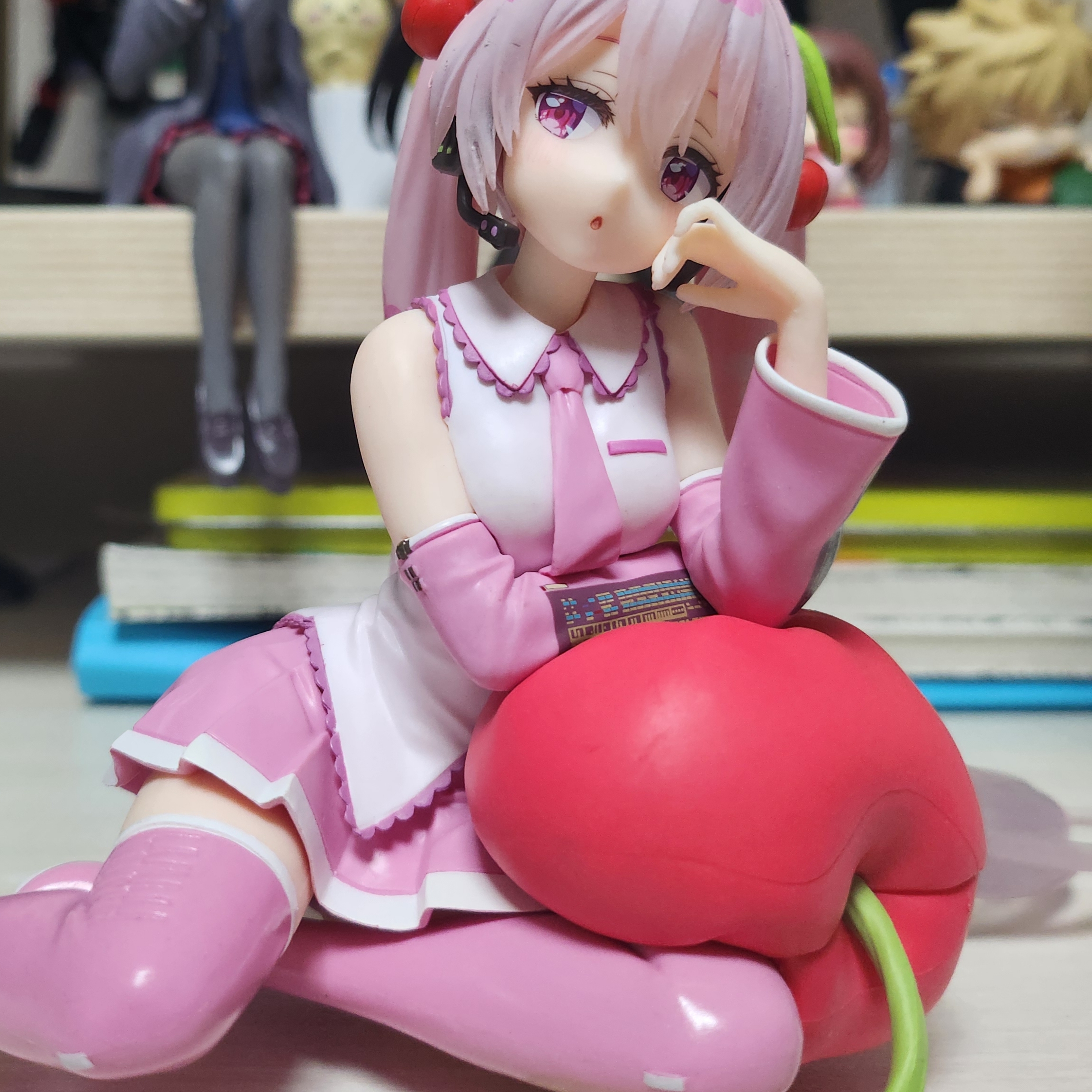 Good Smile Company Taito Character Vocal Series 01: Hatsune Miku Sakura Miku Desktop Cute Figure (Cherry Cushion Ver.) 착용 스타일