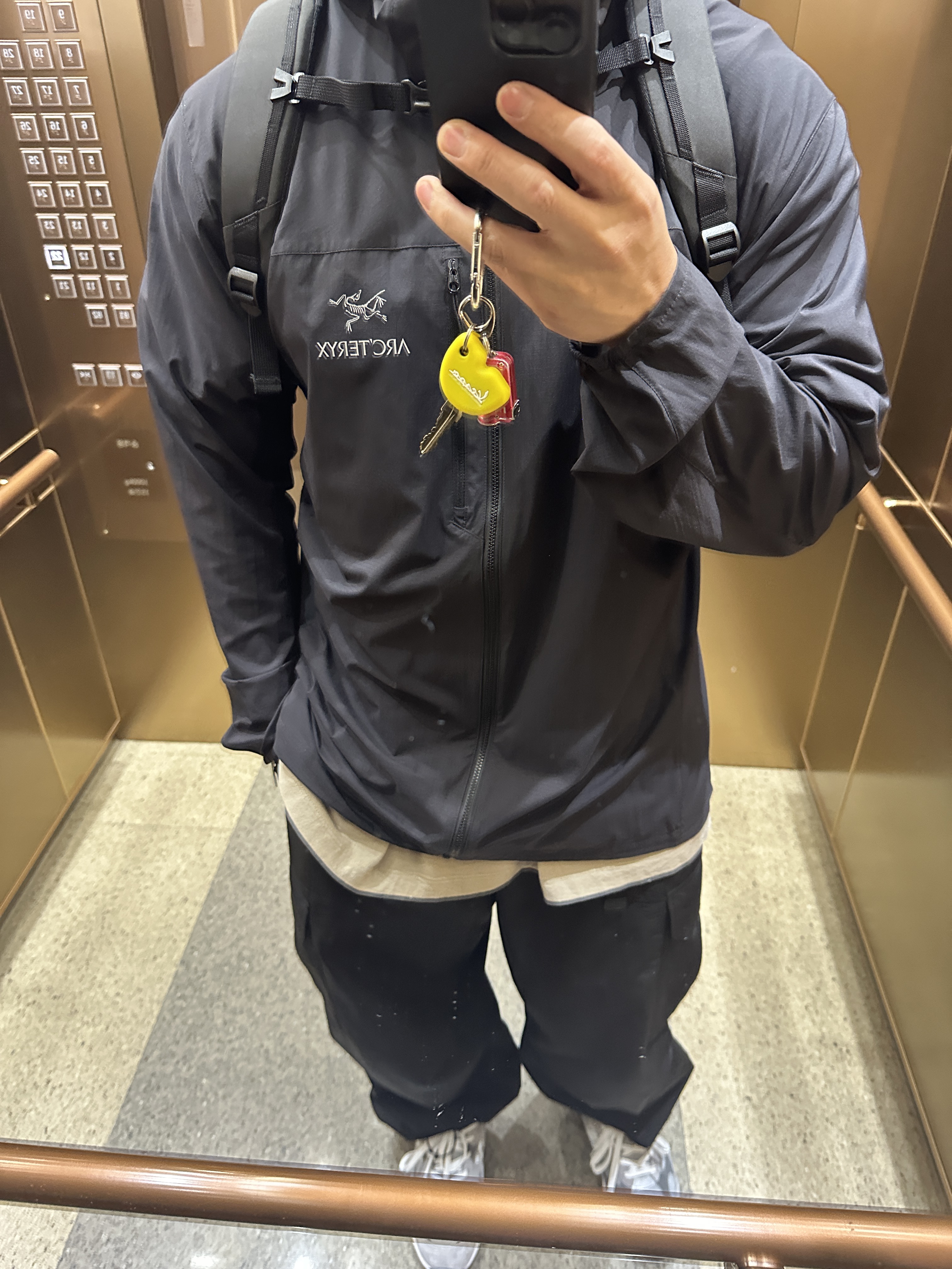 Arc'teryx Squamish Hoody Black, Patagonia Refugio Daypack 30L Black 착용 스타일