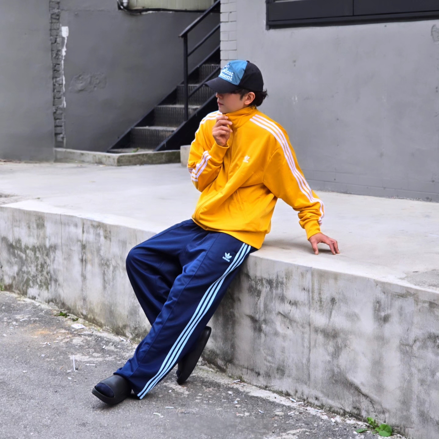 Adidas Originals Adicolor Buggy Fit Firebird Track Pants Night Indigo Clear Sky - KR Sizing, Nike Calm Slide Black 착용 스타일 - 4