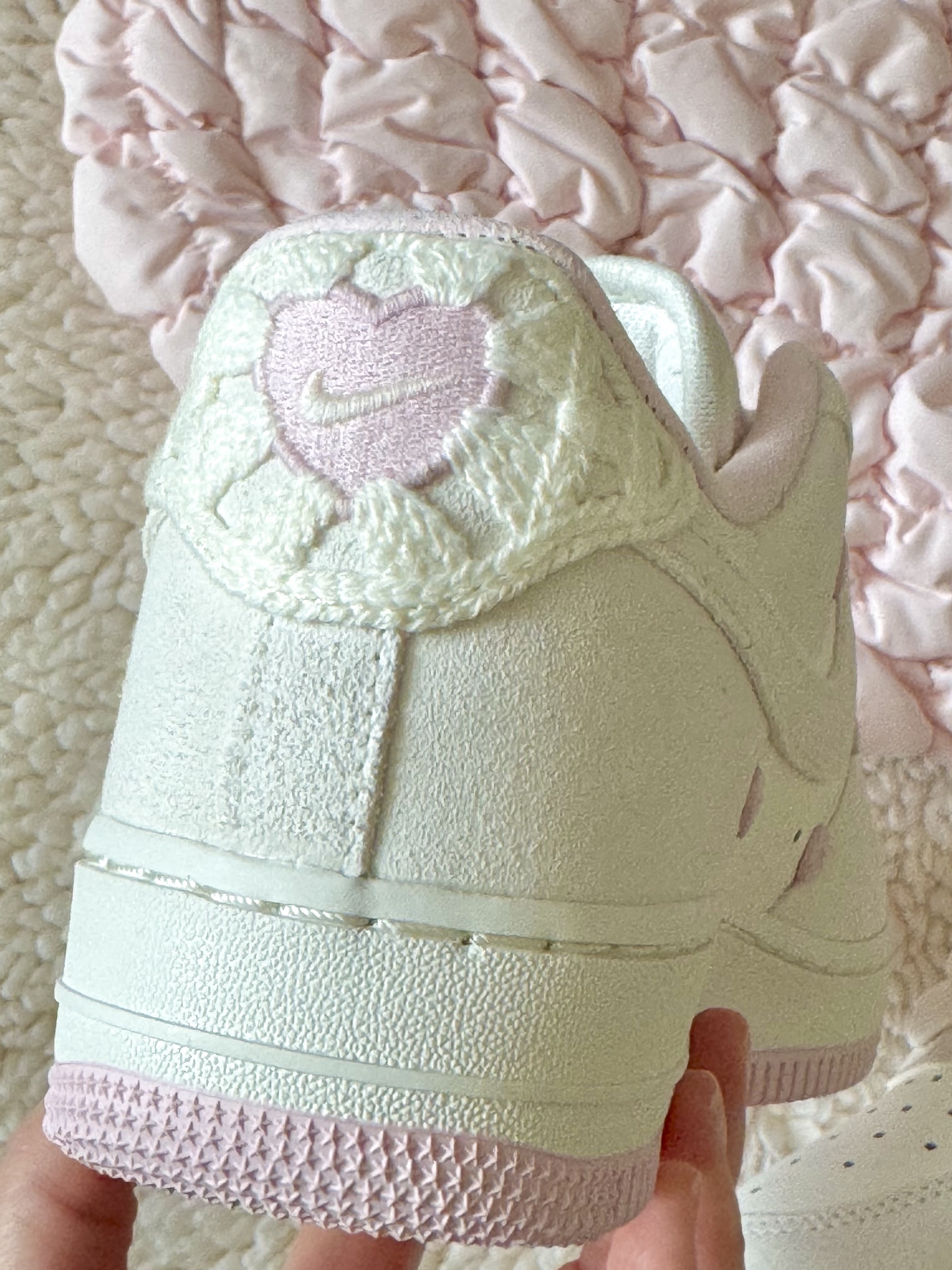 (W) Nike Air Force 1 Low Valentine's Day Sail Pink Foam, COS Quilted Mini Bag Light Pink 착용 스타일 - 7