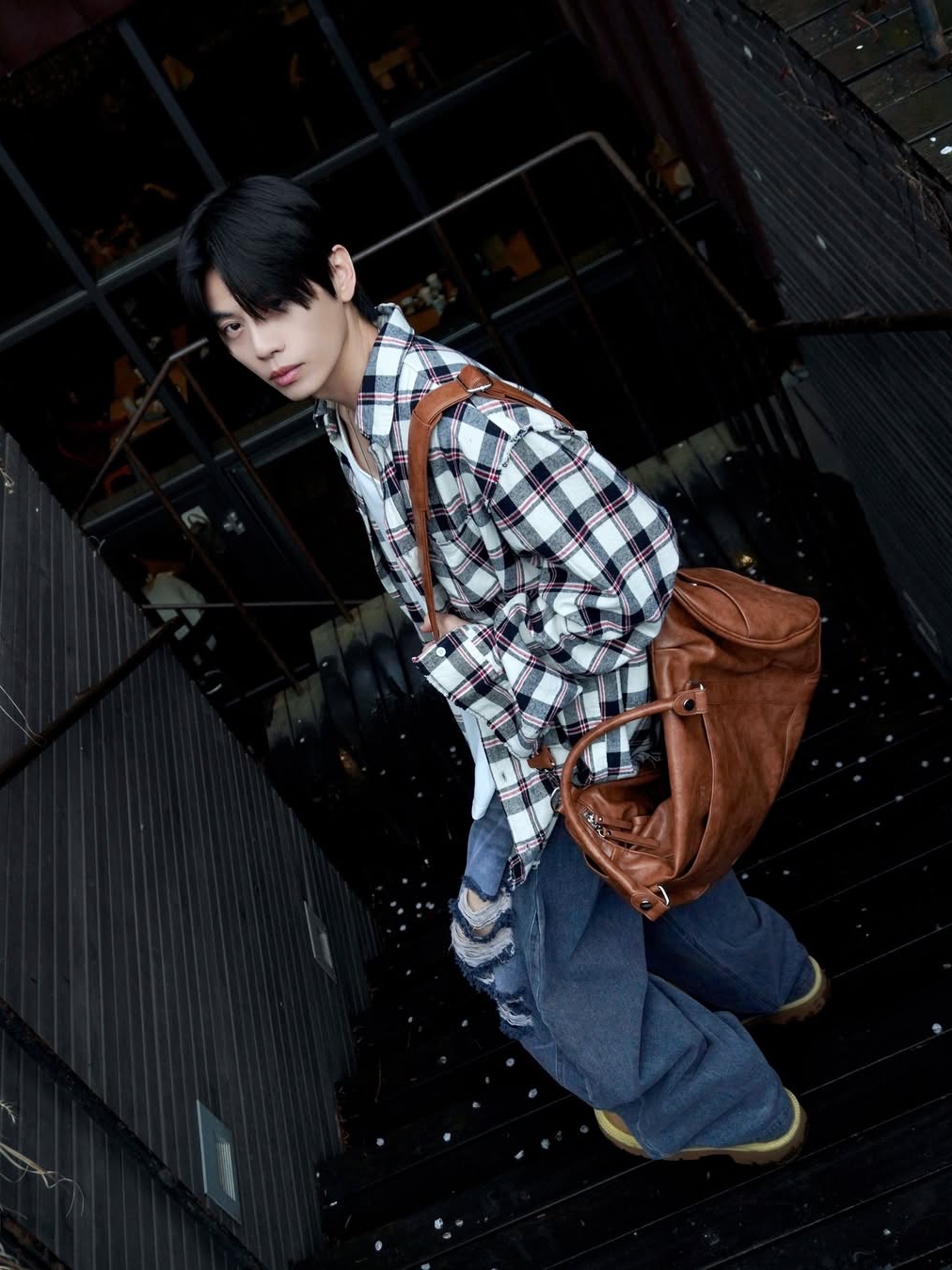 GRAILZ Distressed Check Shirts Ivory 착용 스타일 - 4