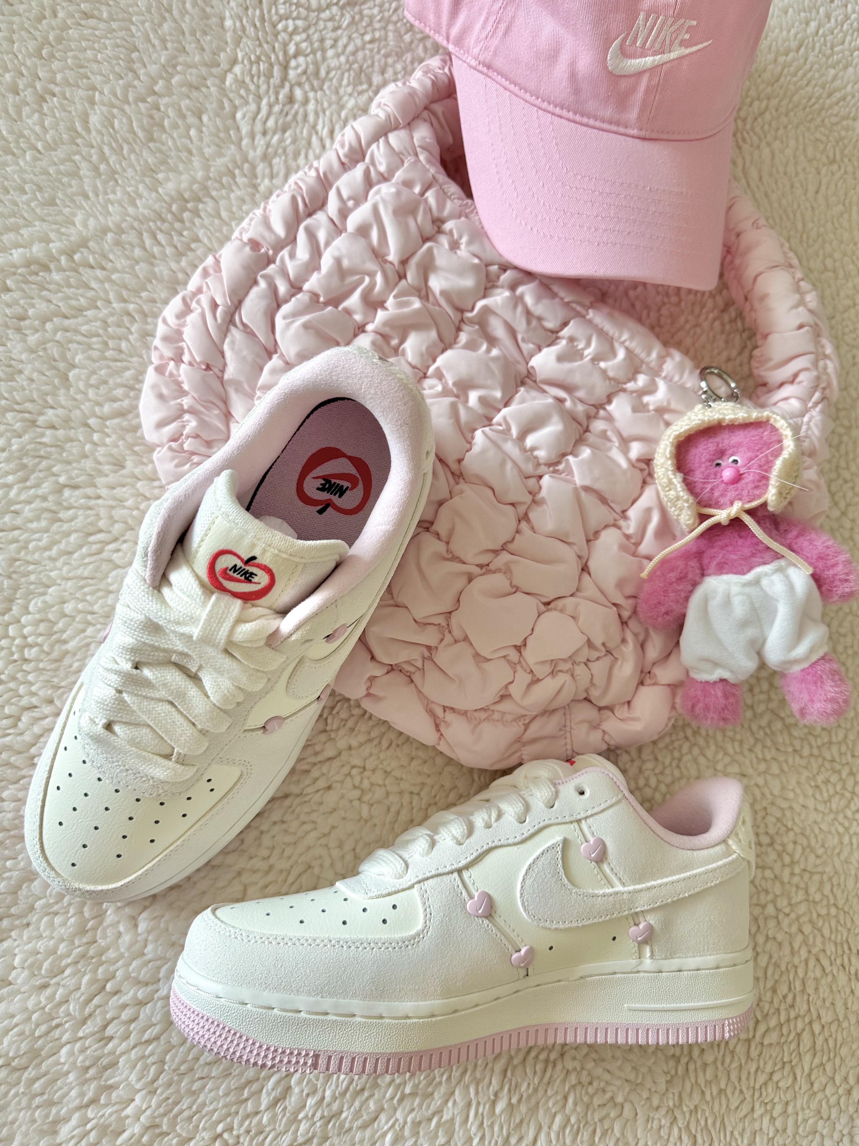 (W) Nike Air Force 1 Low Valentine's Day Sail Pink Foam, COS Quilted Mini Bag Light Pink 착용 스타일 - 1