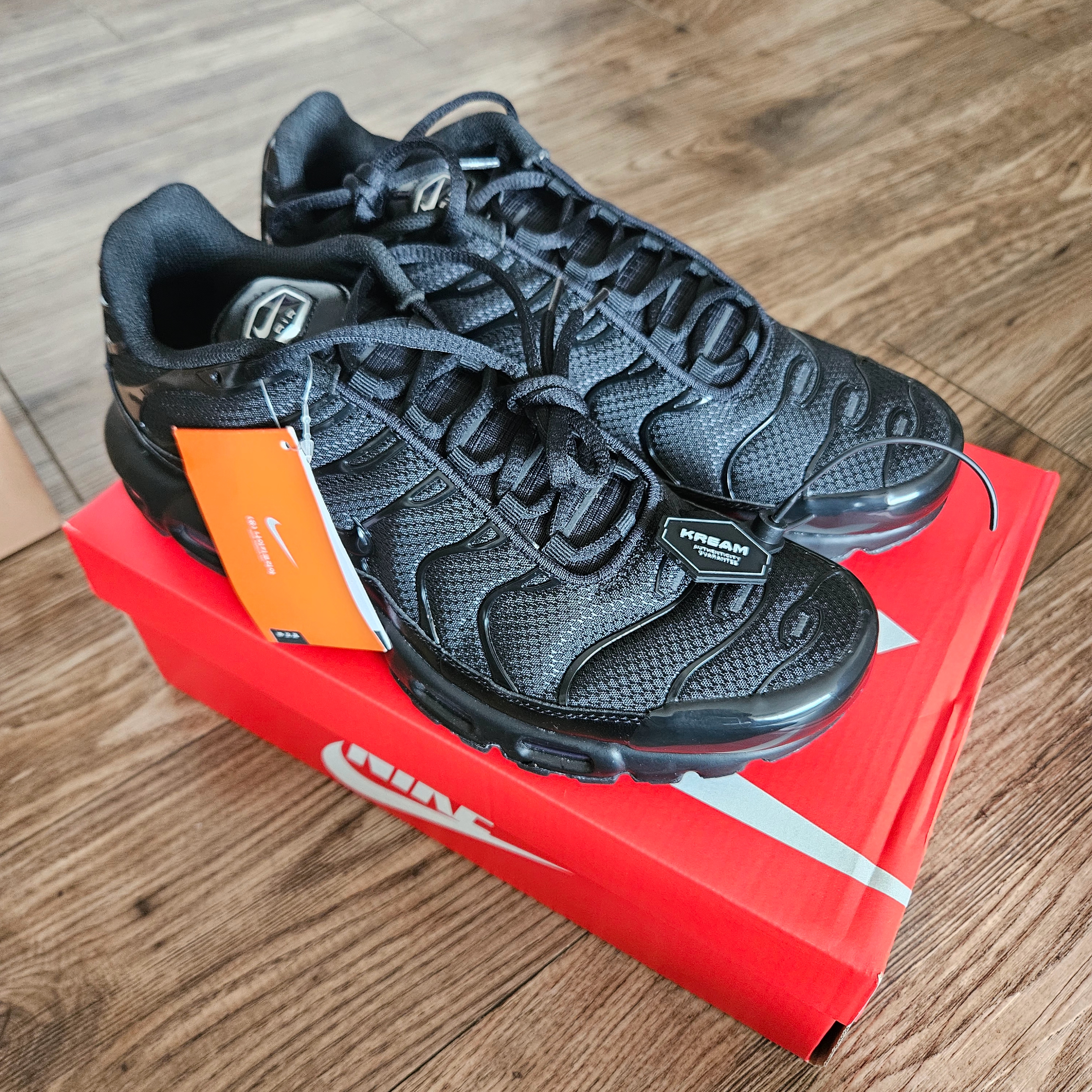Nike Air Max Plus Triple Black 착용 스타일