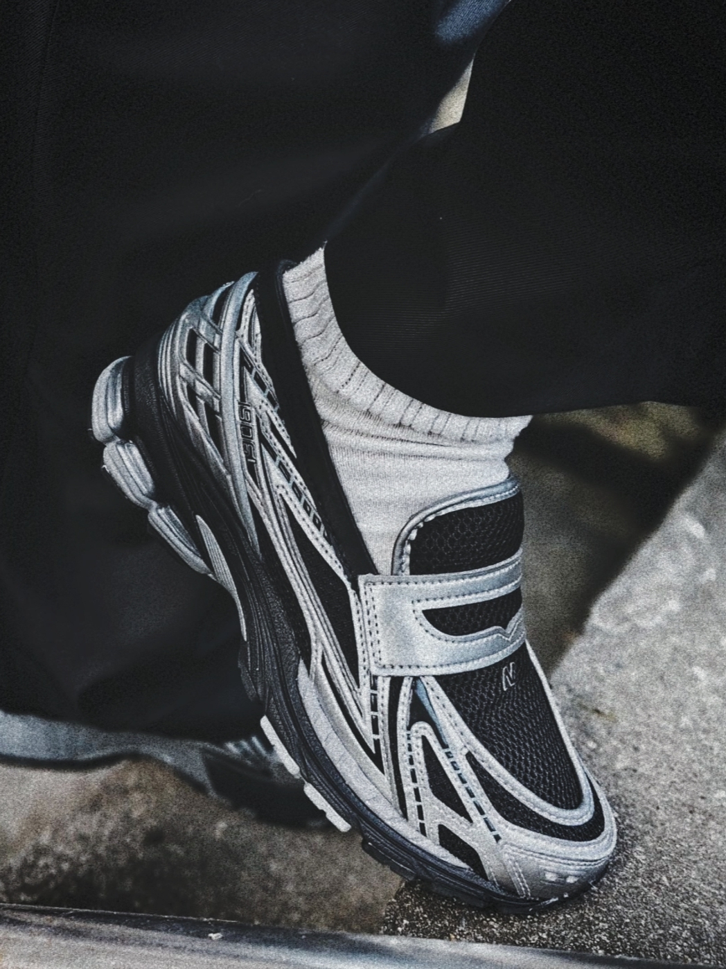 New Balance 1906L Silver Metallic Black 착용 스타일