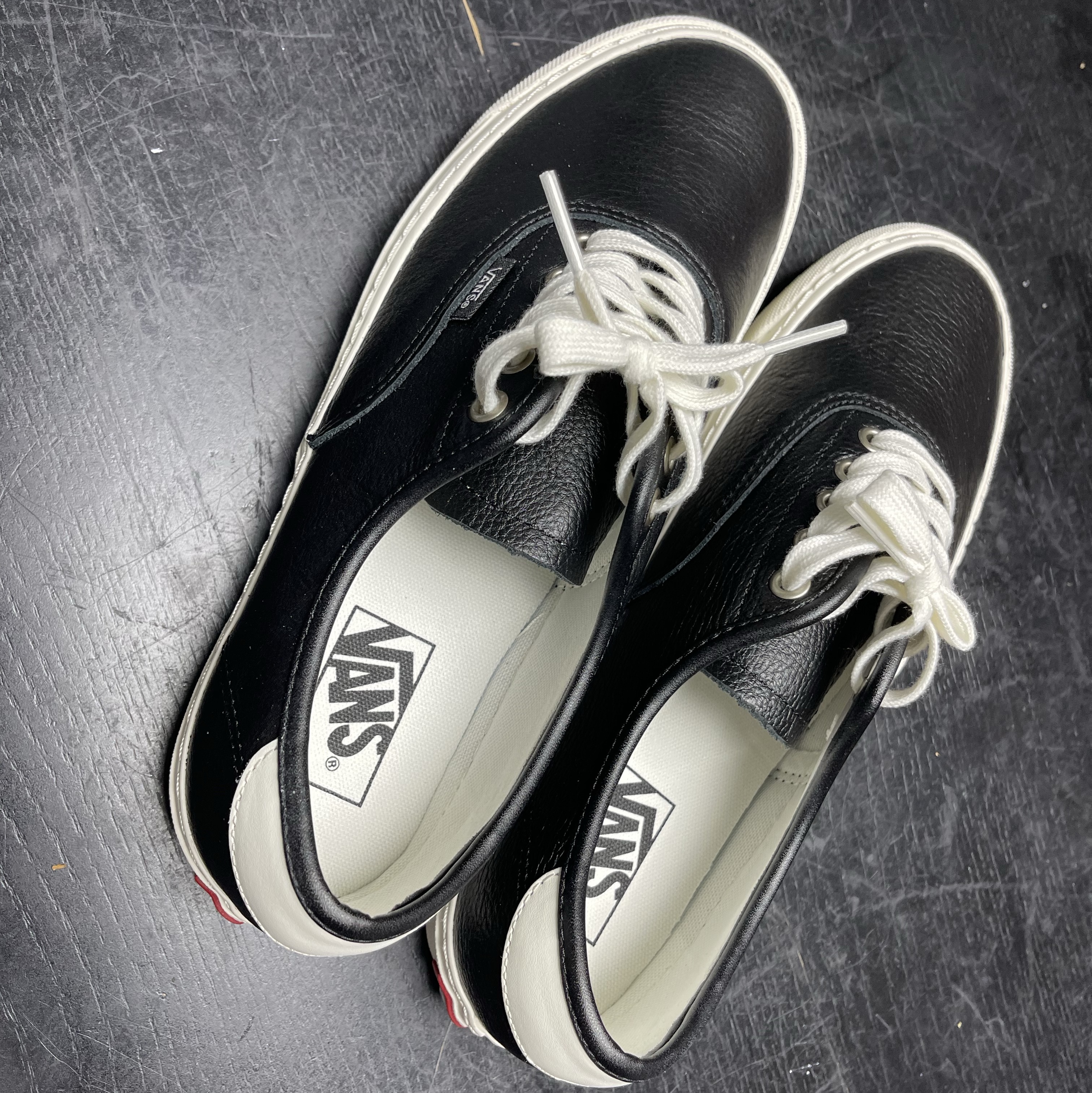 Vans Authentic Lux Black 착용 스타일