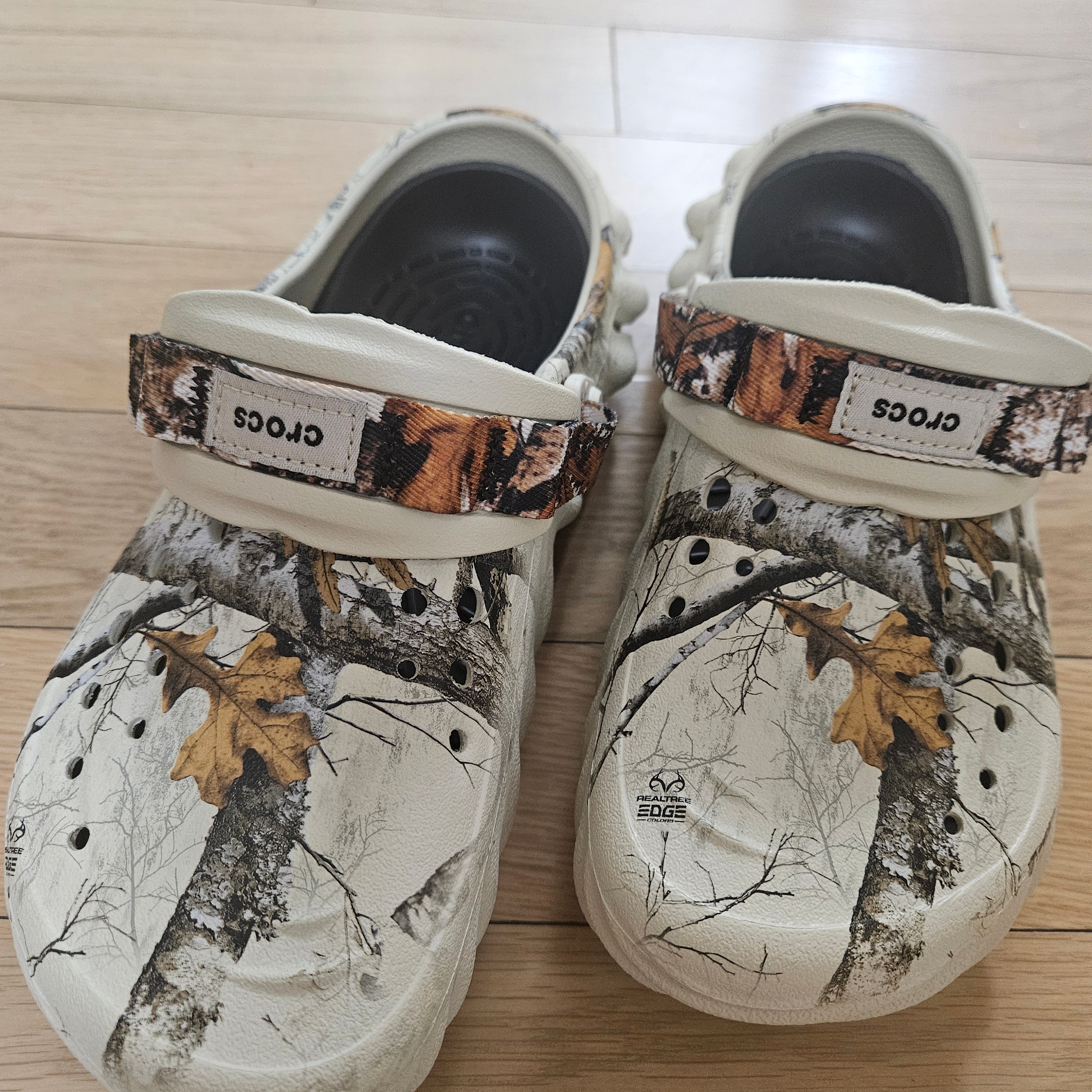 Crocs Echo Clog Real Tree Bone 착용 스타일