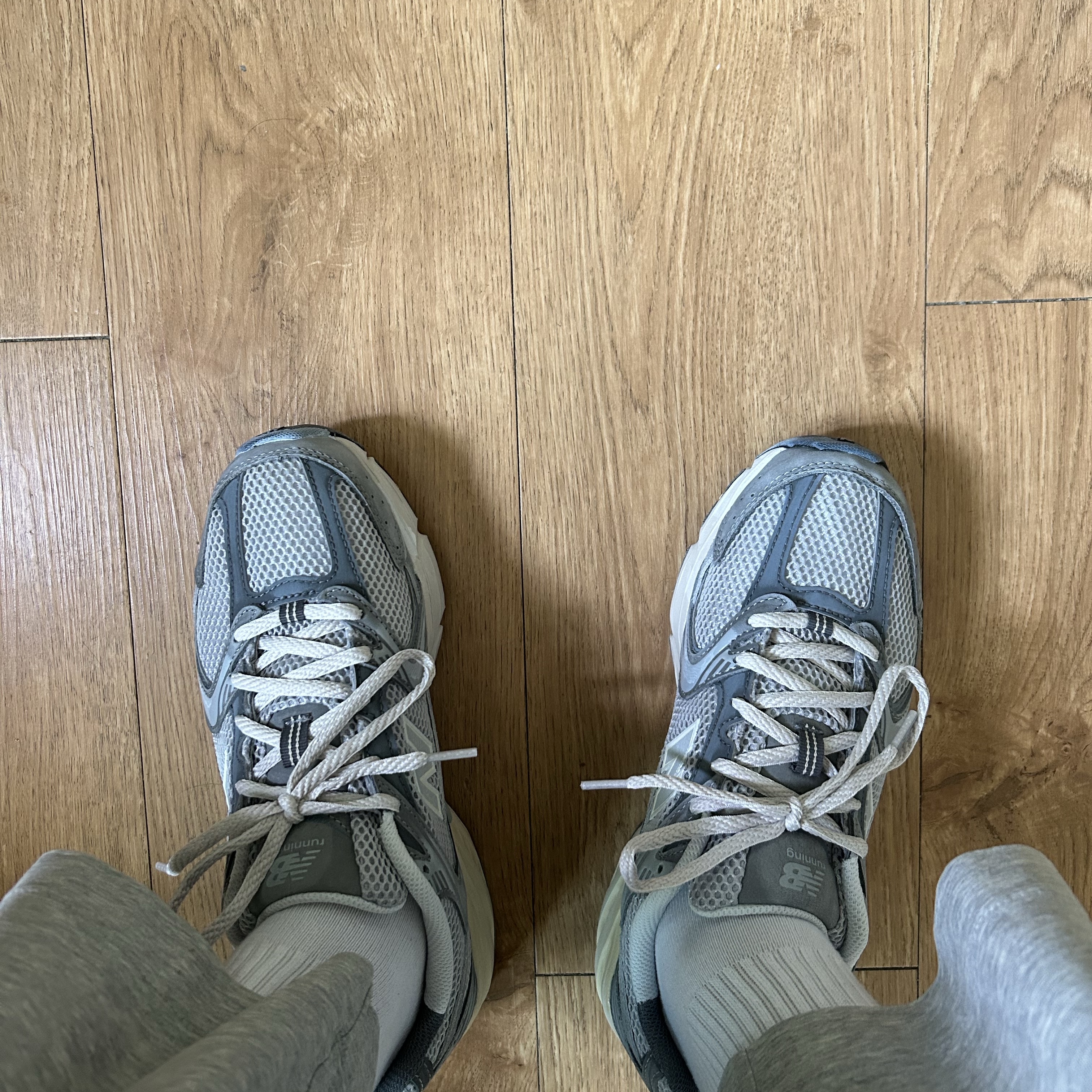 New Balance 530 Premium Vintage Grey Matter 착용 스타일 - 4