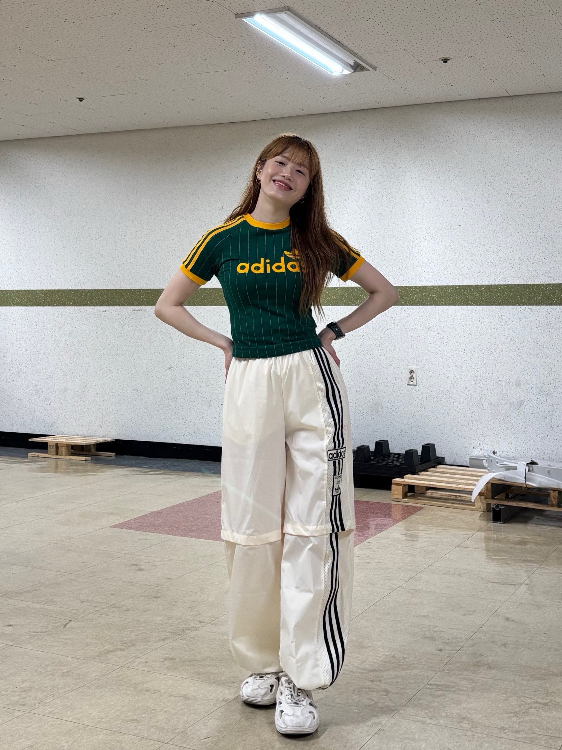 (W) Adidas Linear Cali Graphic T-Shirt Collegiate Green Off White - KR Sizing, Adidas Adifom Q Off White 착용 스타일 - 4