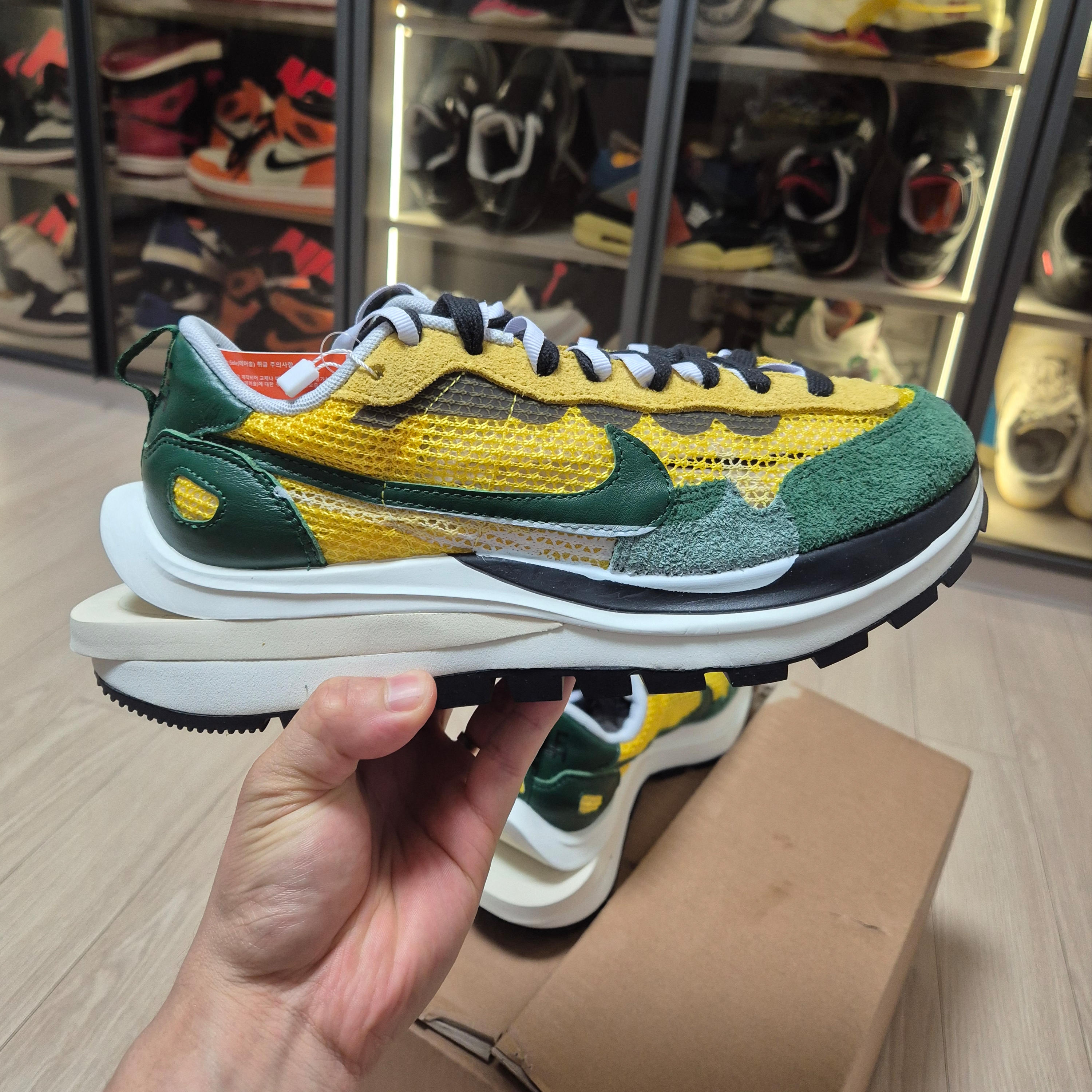 Nike x Sacai VaporWaffle Tour Yellow & Gorge Green Sail, Nike x Sacai VaporWaffle Royal Fuchsia 착용 스타일 - 5