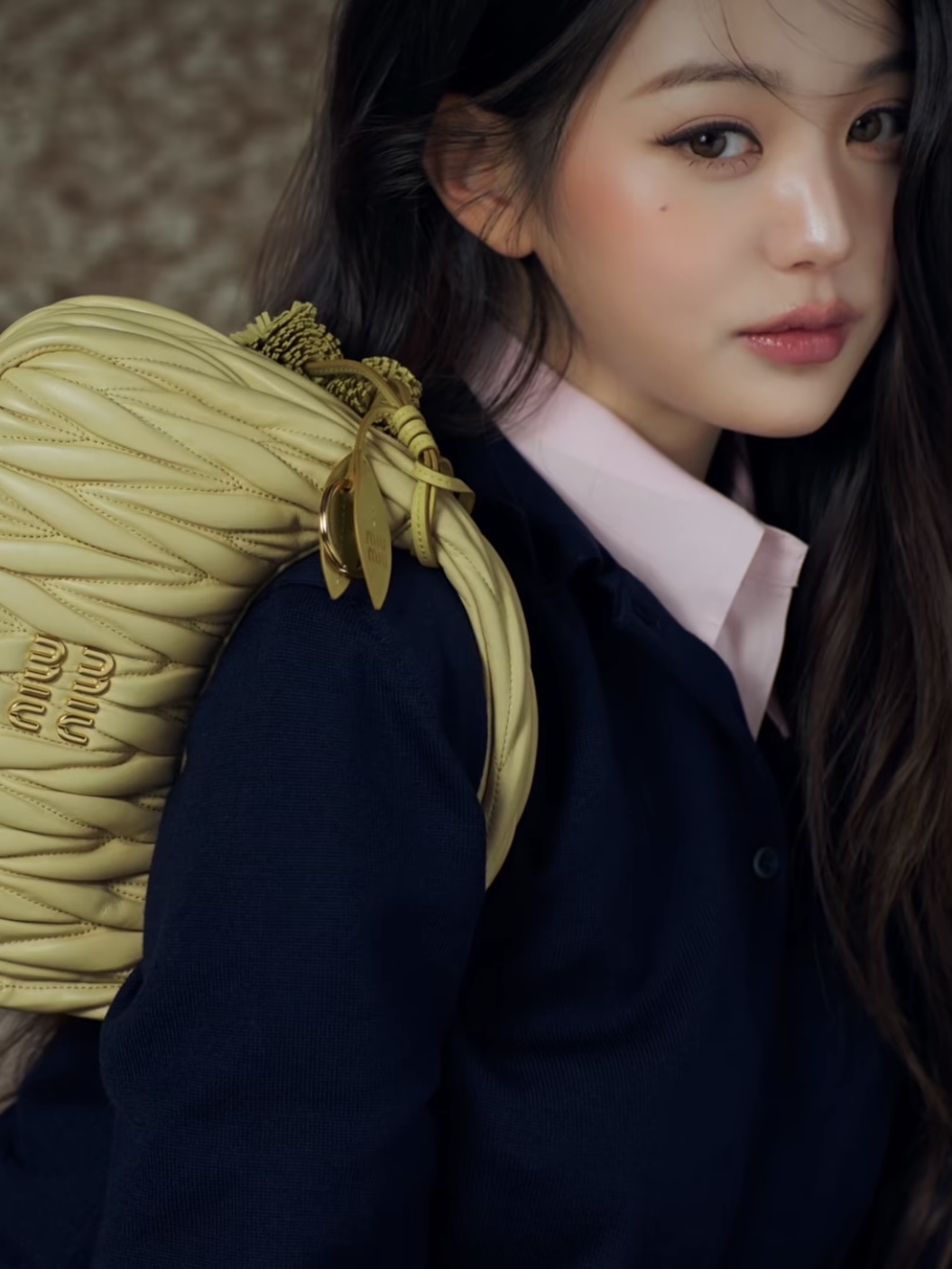Miu Miu Wander Matelasse Nappa Leather Small Hobo Bag Black 착용 스타일 - 2