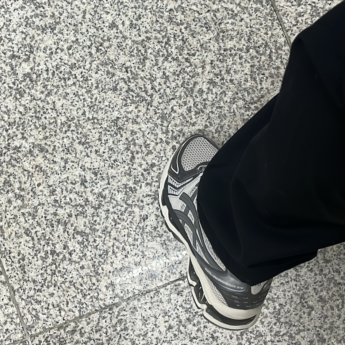 Asics Unlimited Gel-Kayano 14 Oyster Grey Clay Grey 착용 스타일