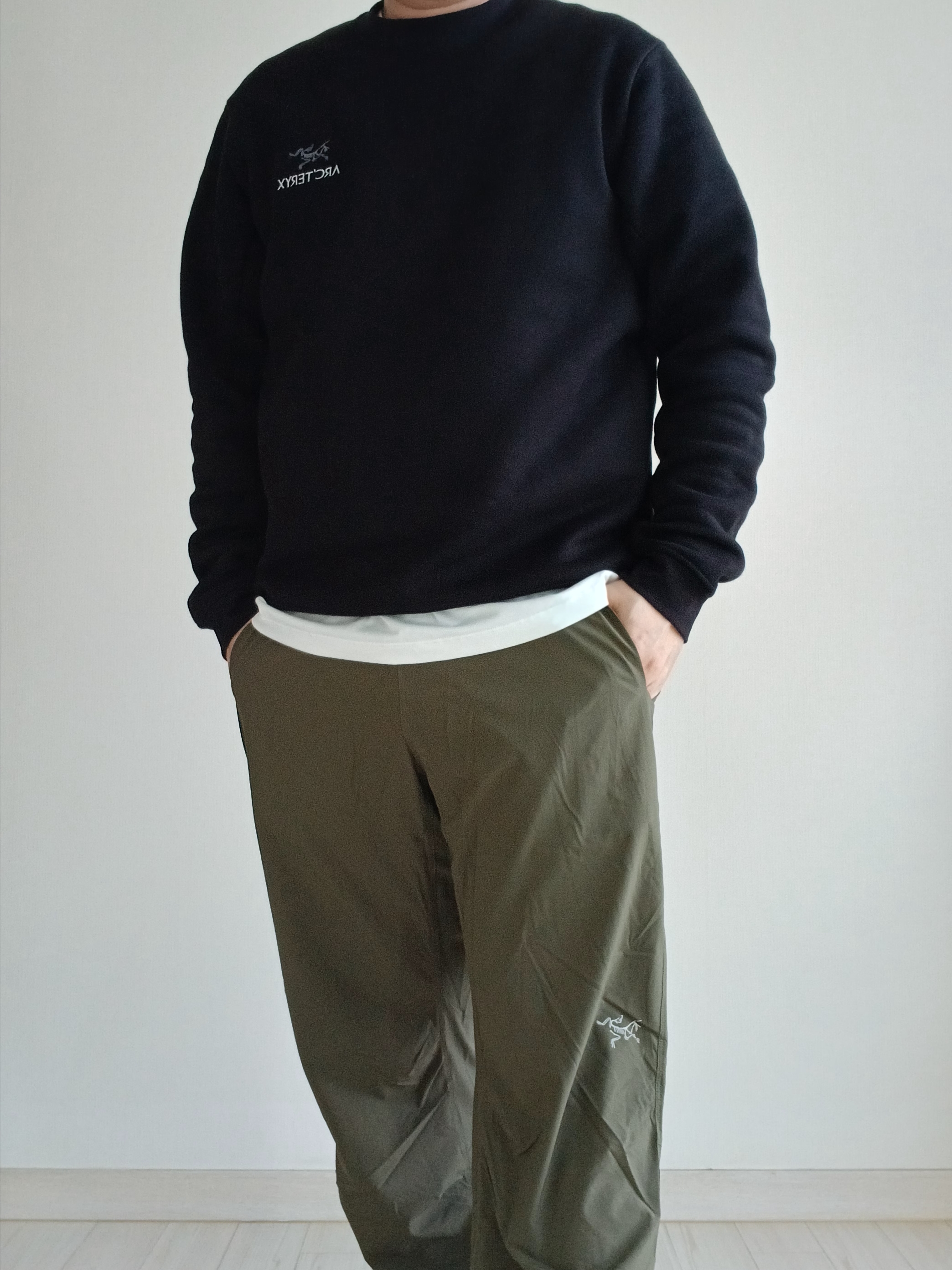 Arc'teryx Bird Word Cap 24K Black, Arc'teryx Emblem Fleece Crew Neck Pullover Black 착용 스타일 - 2