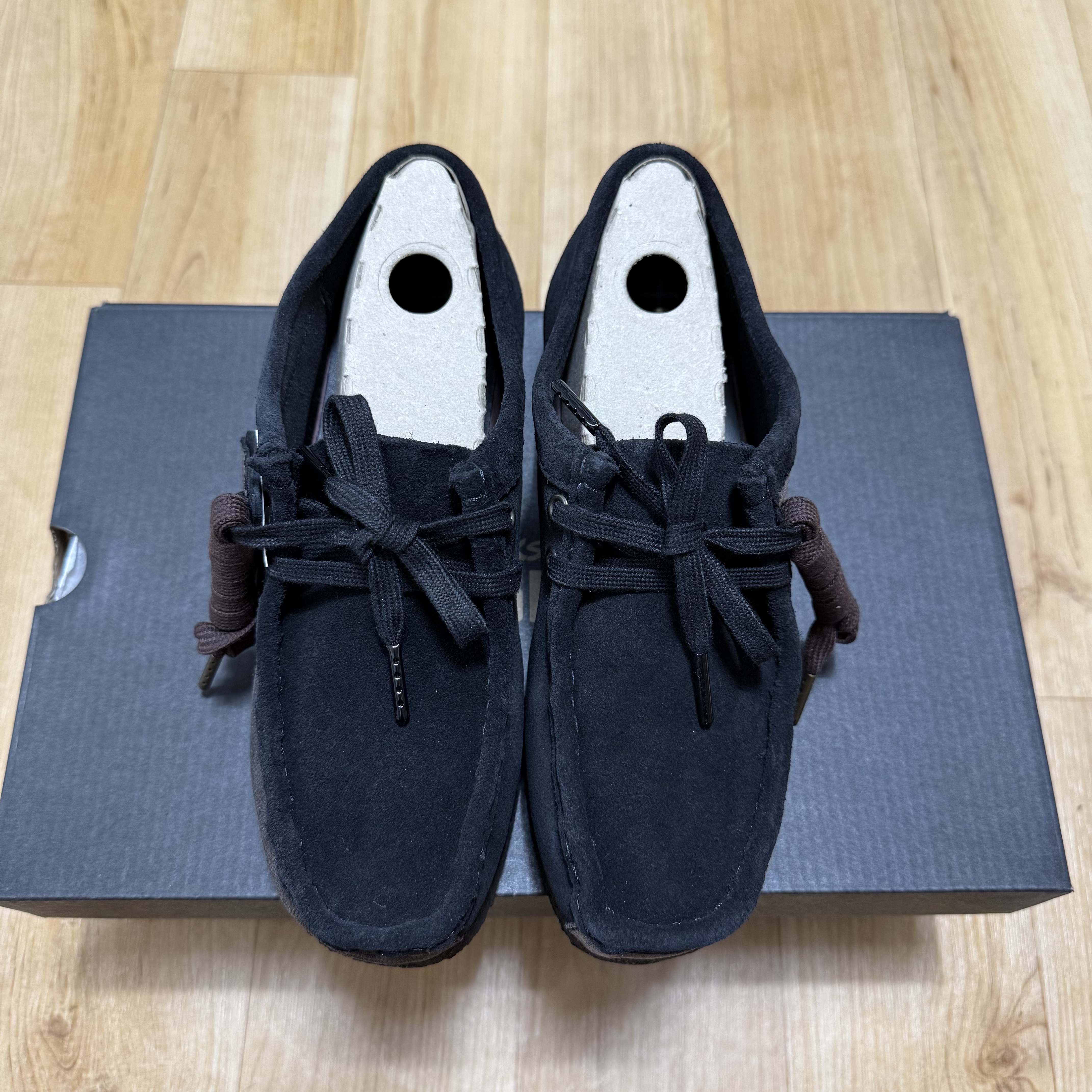 Clarks x Jiyongkim Sun Bleached Wallabee Black 착용 스타일 - 1