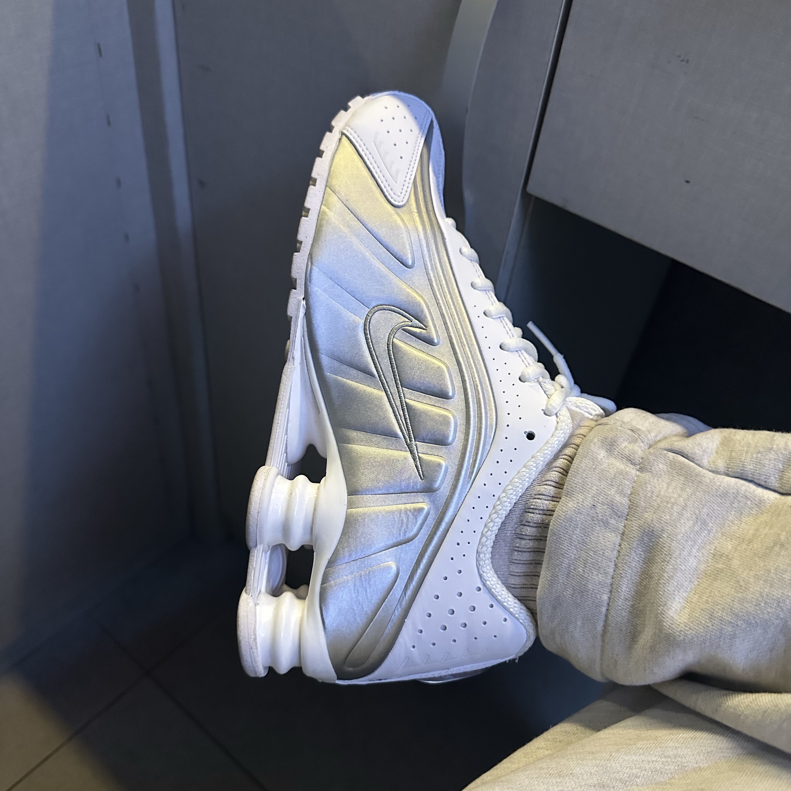 (W) Nike Shox R4 White Metallic Silver 착용 스타일