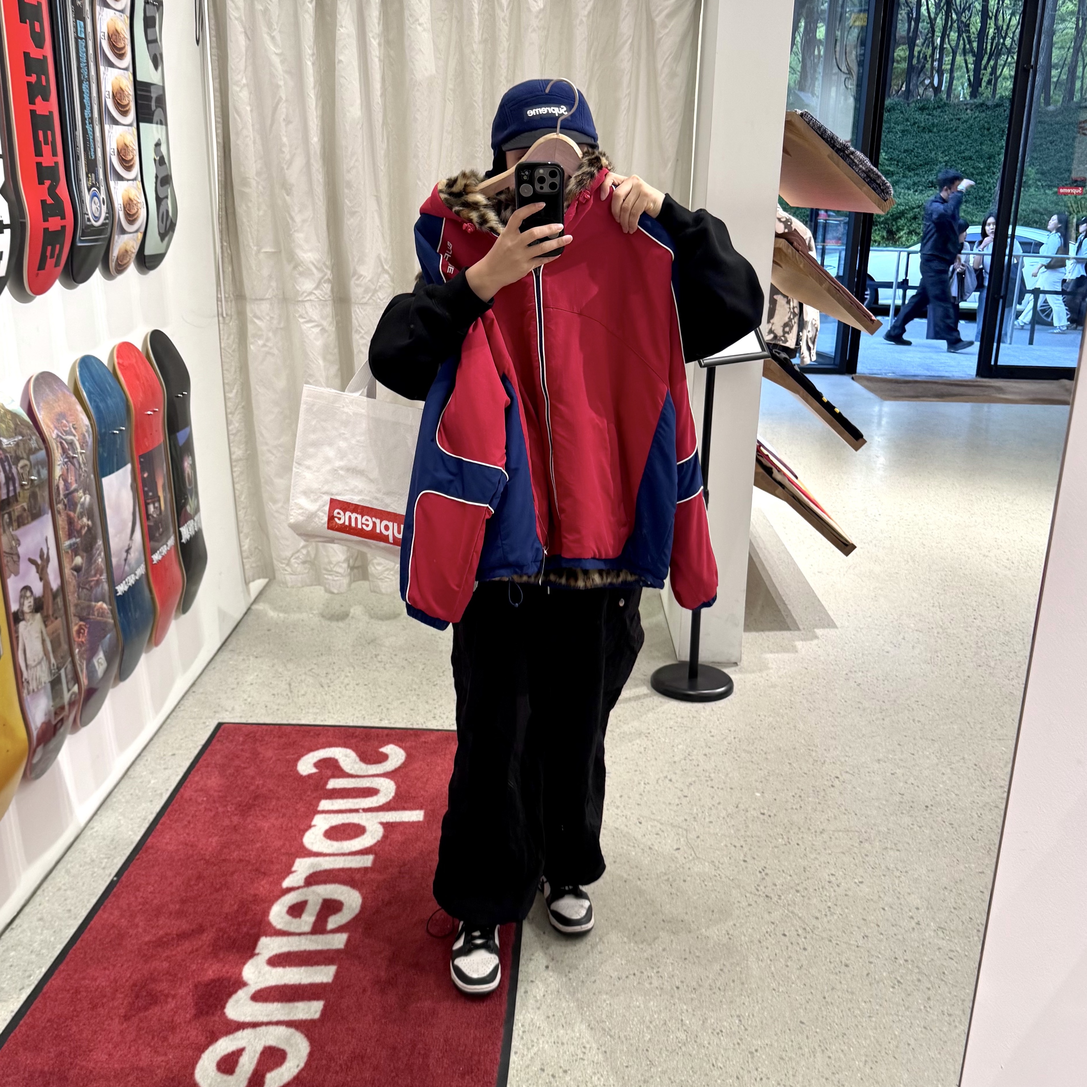 Supreme Polartec Earflap Camp Cap Navy - 24FW, Supreme Faux Fur Reversible Hooded Track Jacket Red - 25SS 착용 스타일