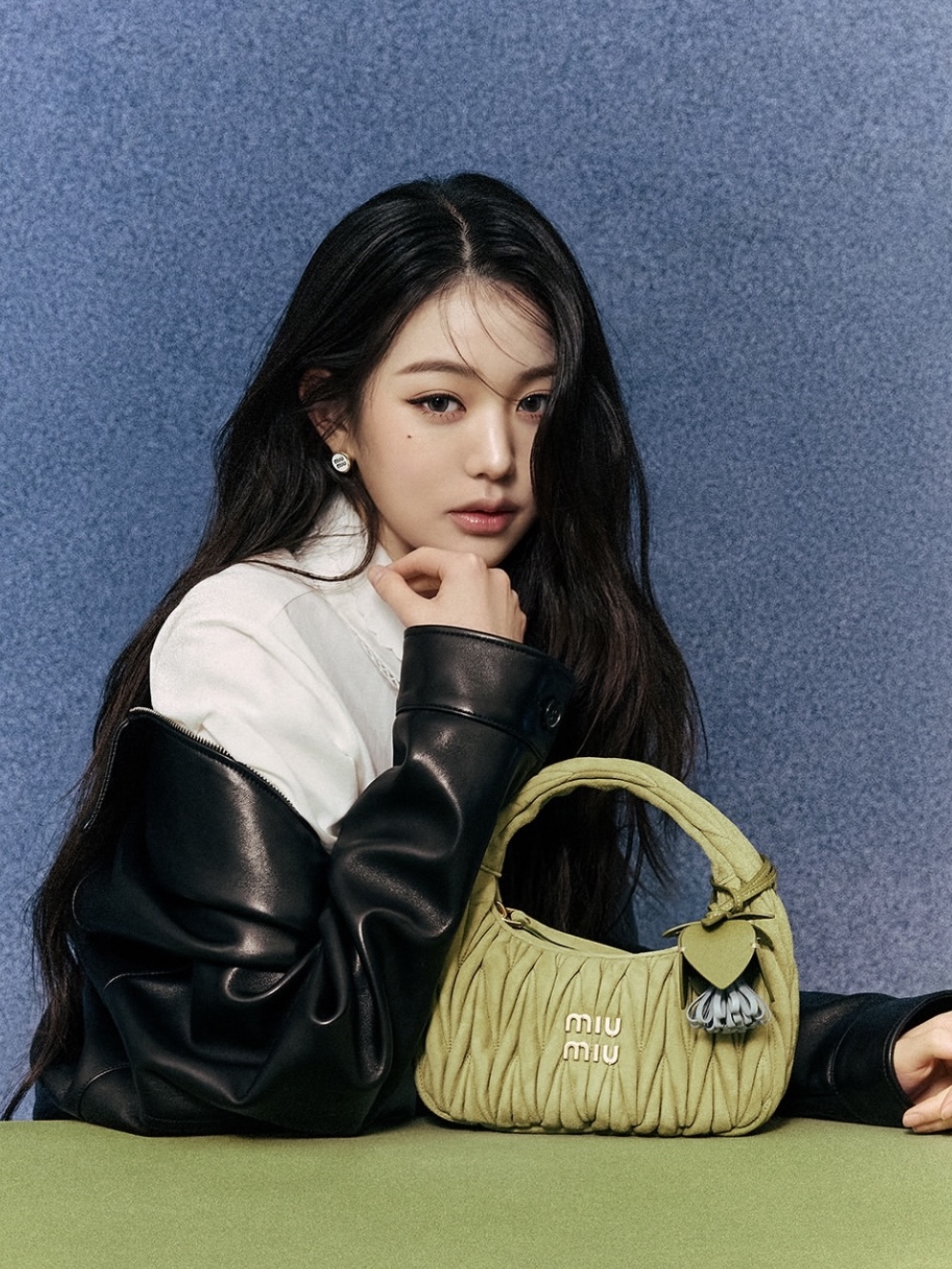 Miu Miu Wander Matelasse Nappa Leather Small Hobo Bag Black 착용 스타일 - 3