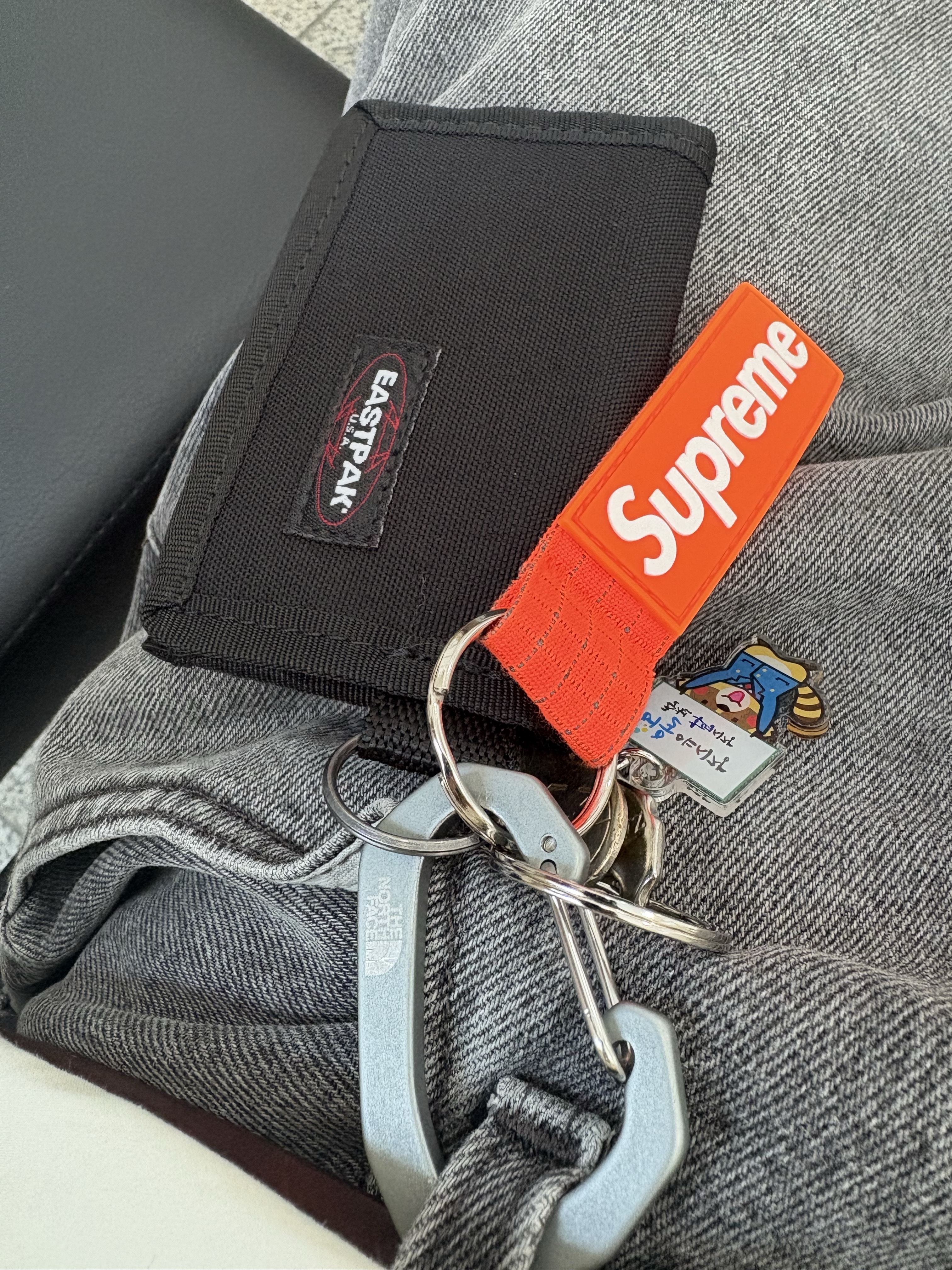 EASTPAK Mini Crew Black, Supreme Ripstop Keychain Orange - 24SS 착용 스타일