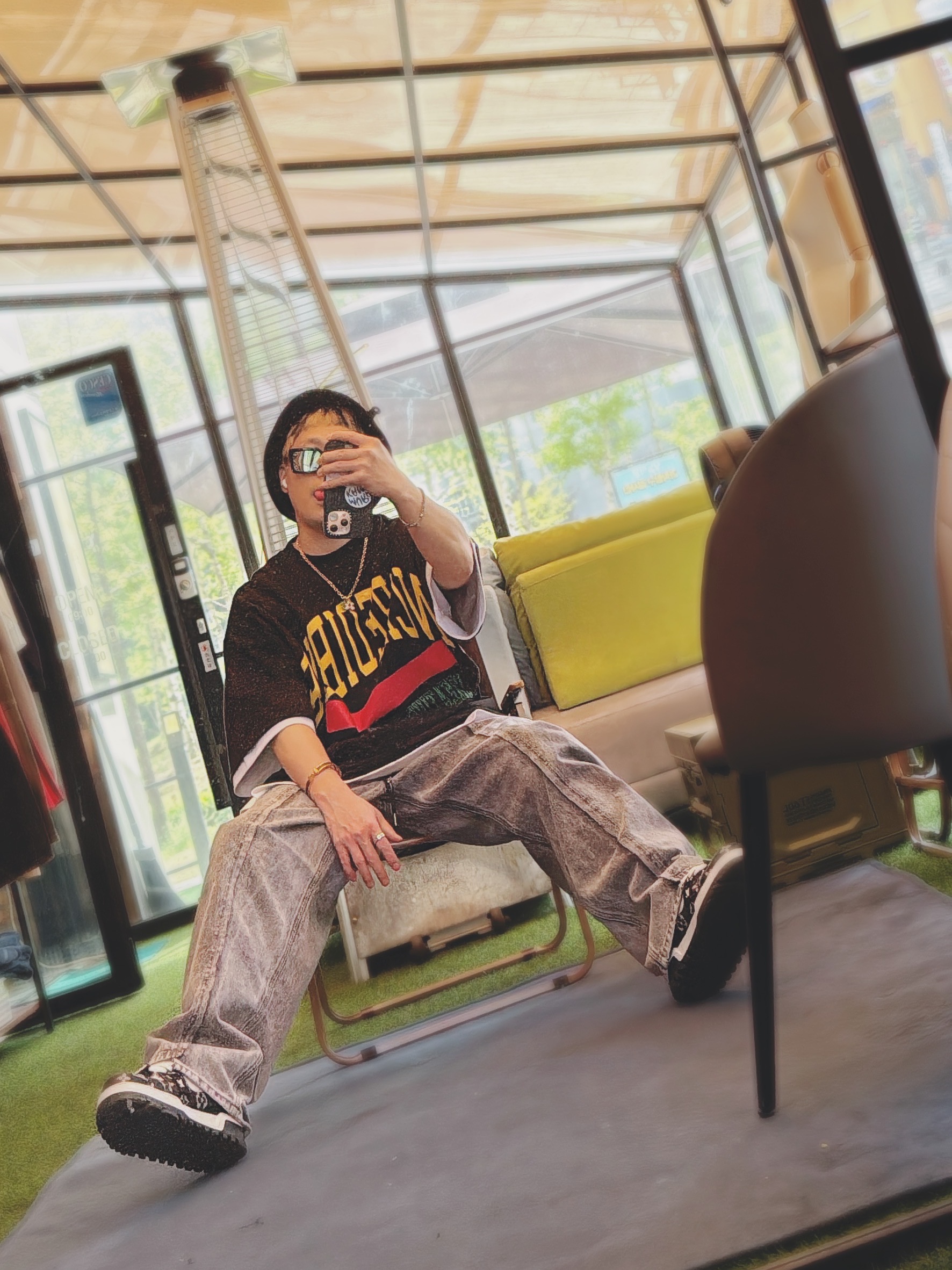 Louis Vuitton LV Trainer Maxi Sneakers Black, Louis Vuitton LV Blooming Pendant Gold 착용 스타일 - 1