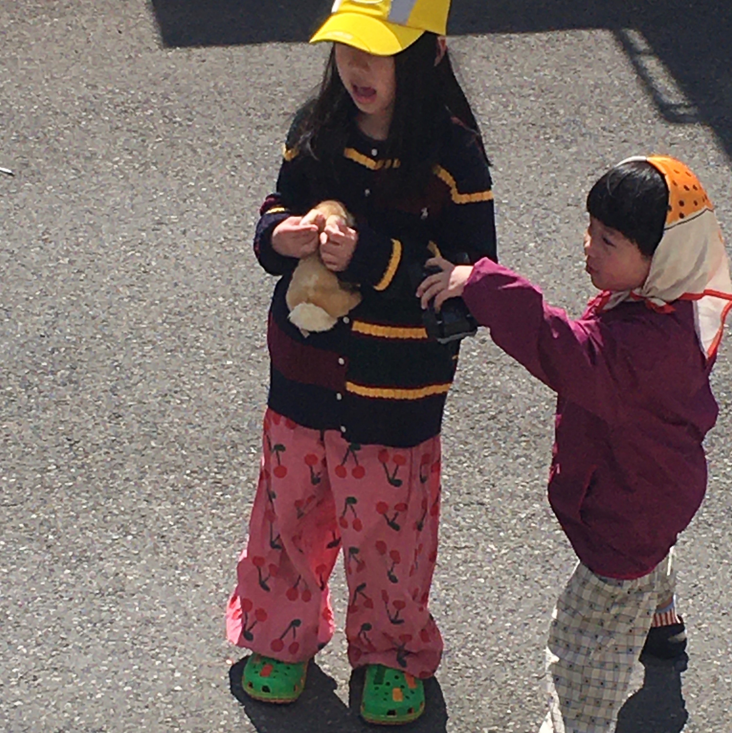 (Kids) Crocs x Haribo Classic Clog Multi, Supreme x Nike Running Hat Yellow - 25SS 착용 스타일 - 2
