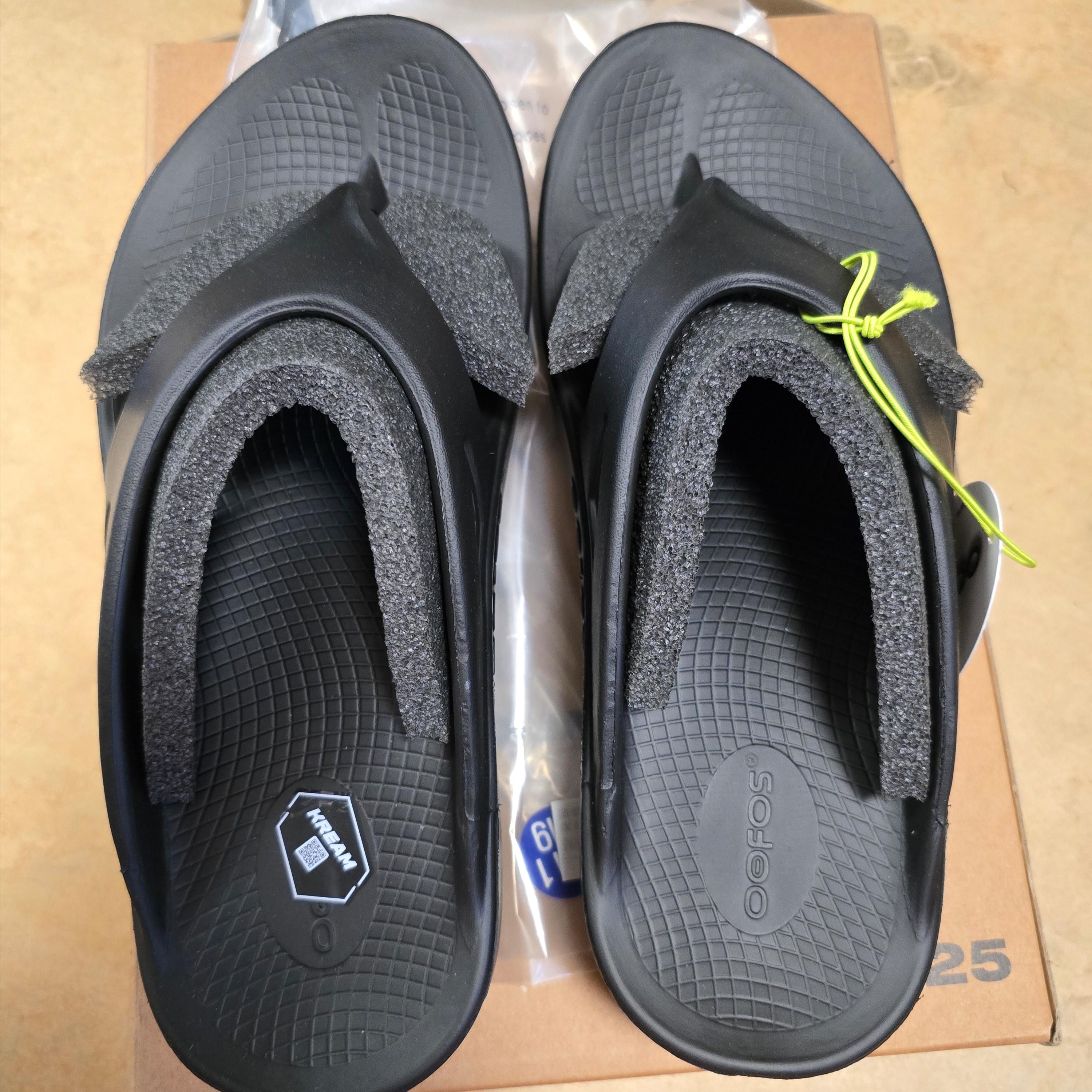 Oofos OOriginal Black 착용 스타일