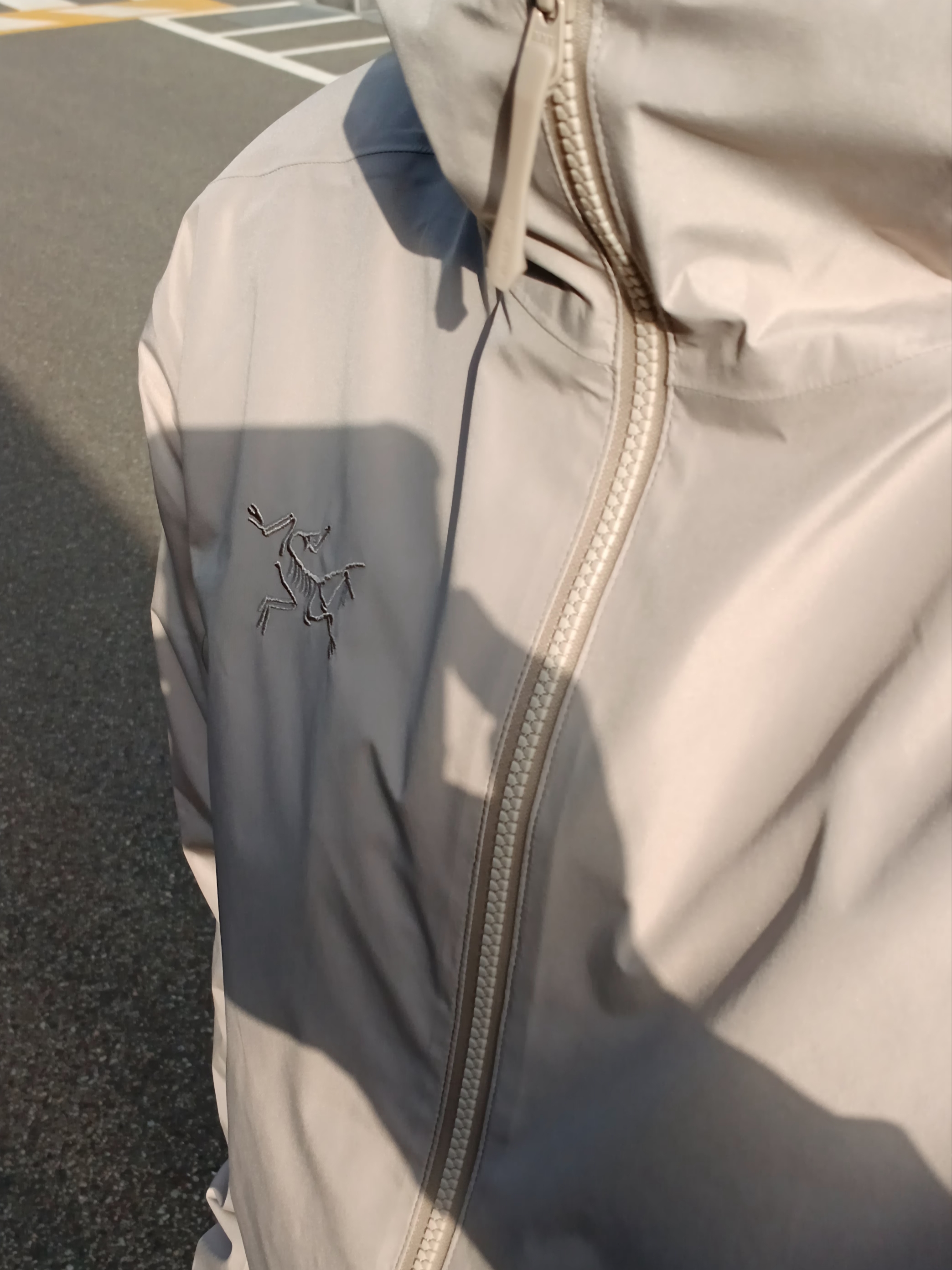 Arc'teryx Solano Hoody Rune, Hoka Ora Recovery Slide 3 Black 착용 스타일 - 2