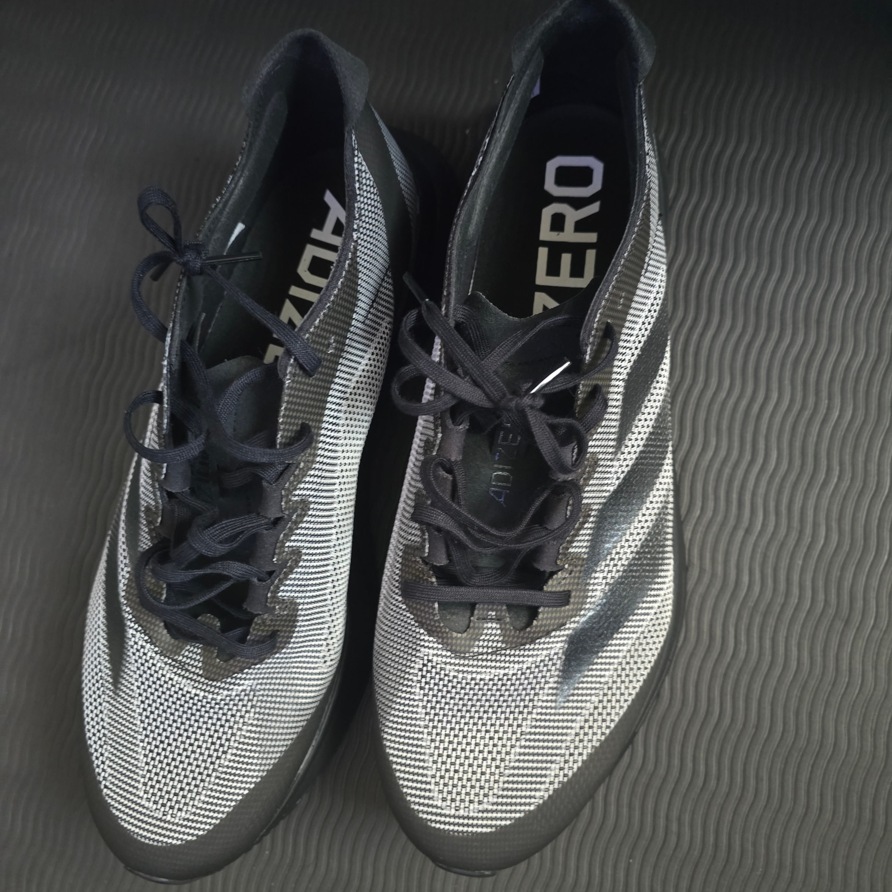 Adidas Adizero Boston 12 Core Black Carbon 착용 스타일 - 3