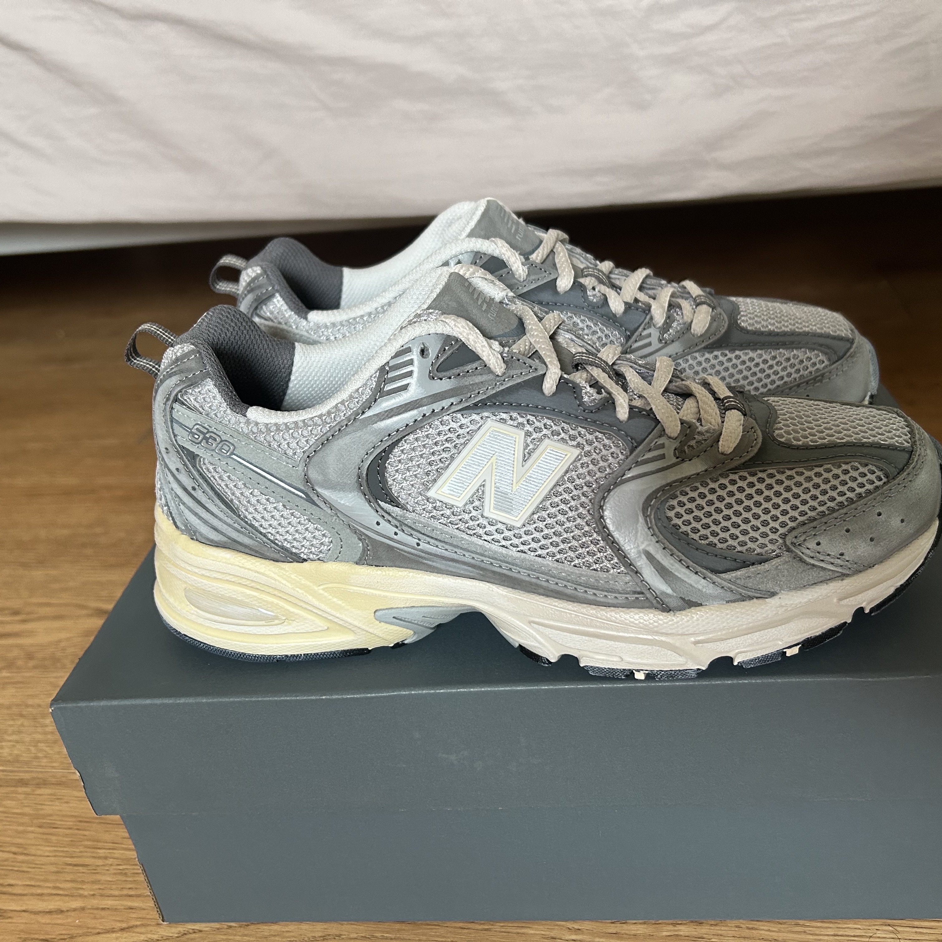 New Balance 530 Premium Vintage Grey Matter 착용 스타일 - 3