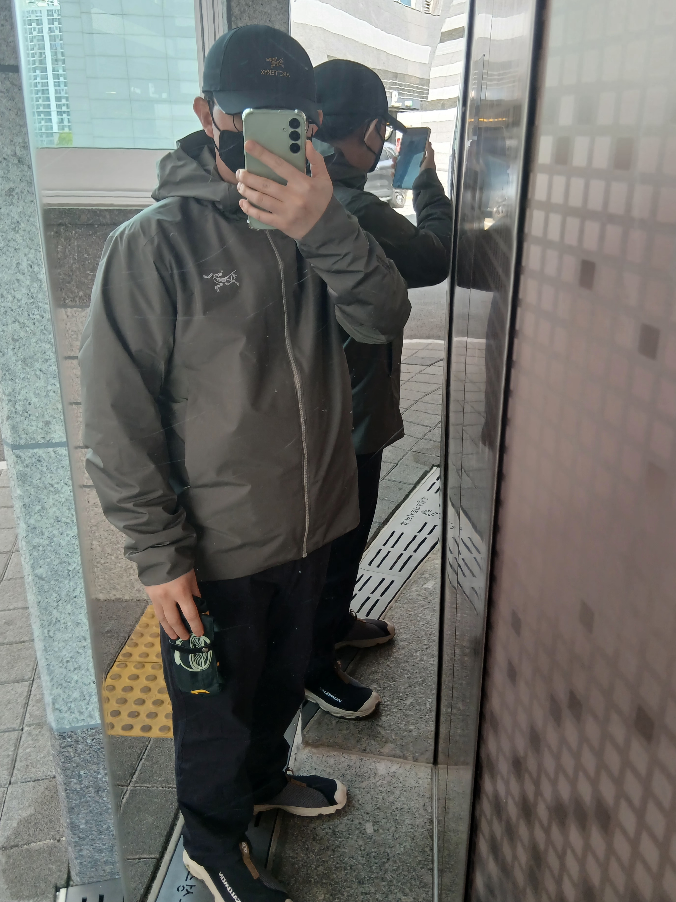 Arc'teryx Solano Hoody Forage, Arc'teryx Bird Word Cap 24K Black 착용 스타일 - 3